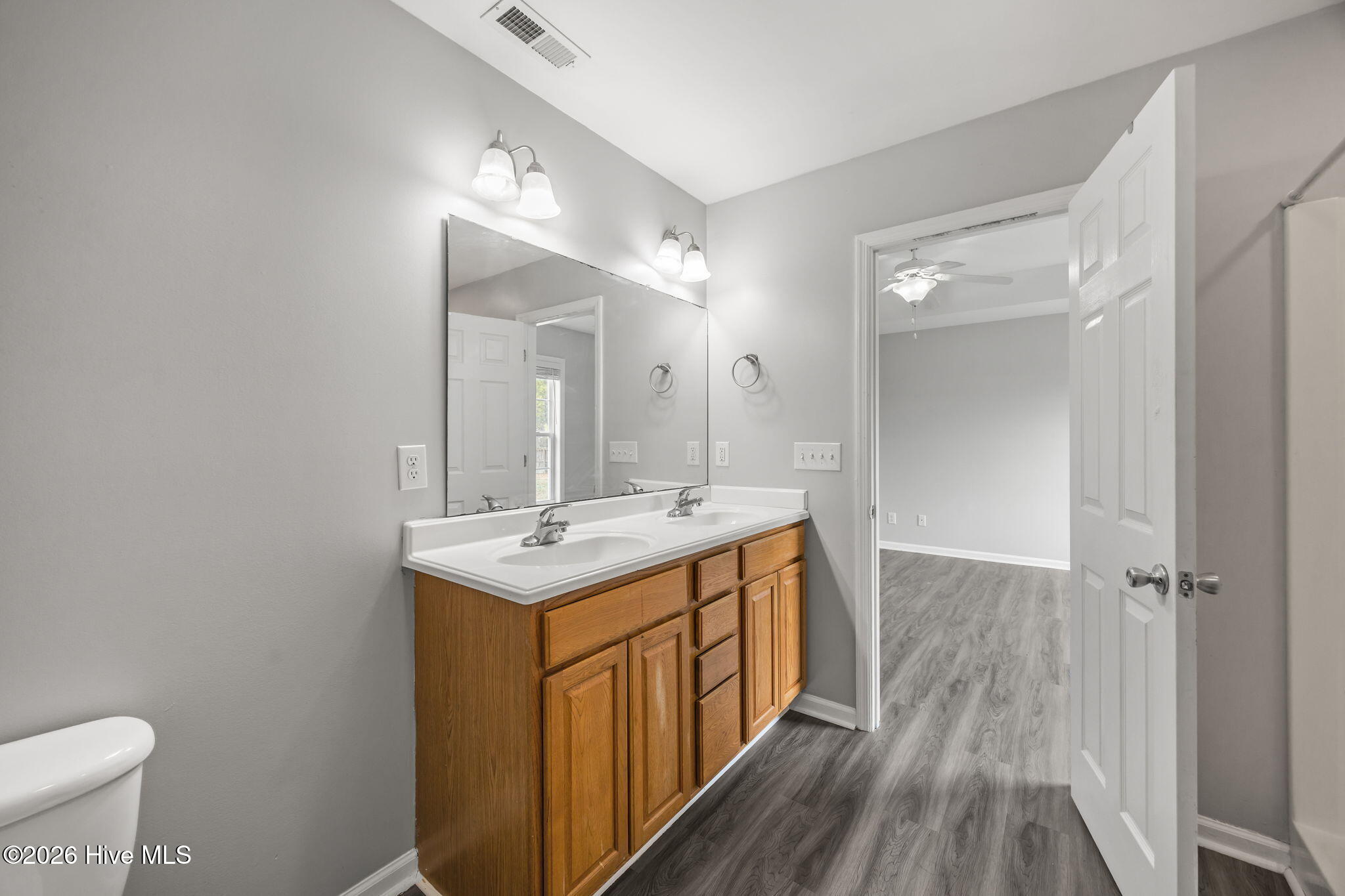 100555278 | Photo 25