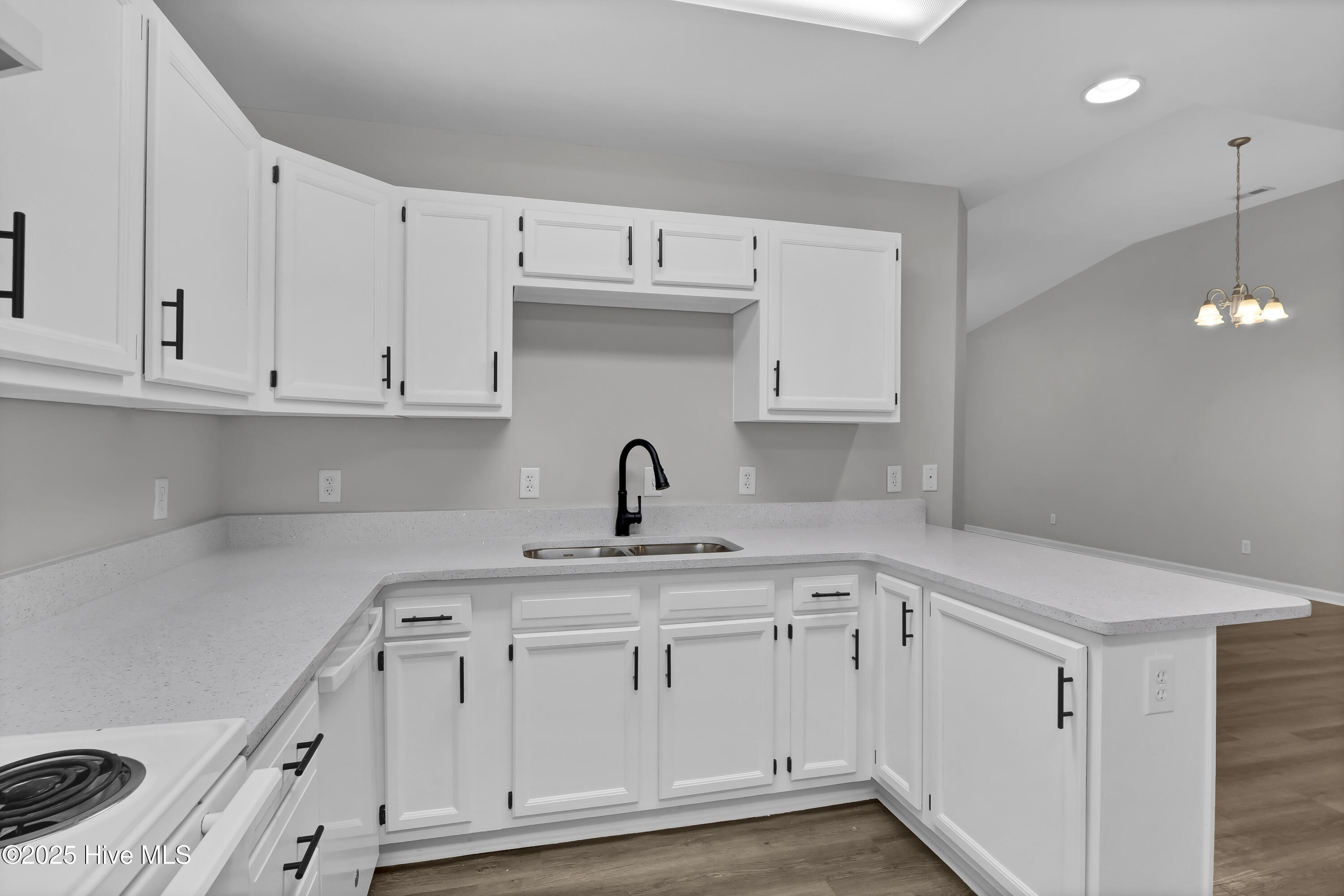 100483467 | Photo 11