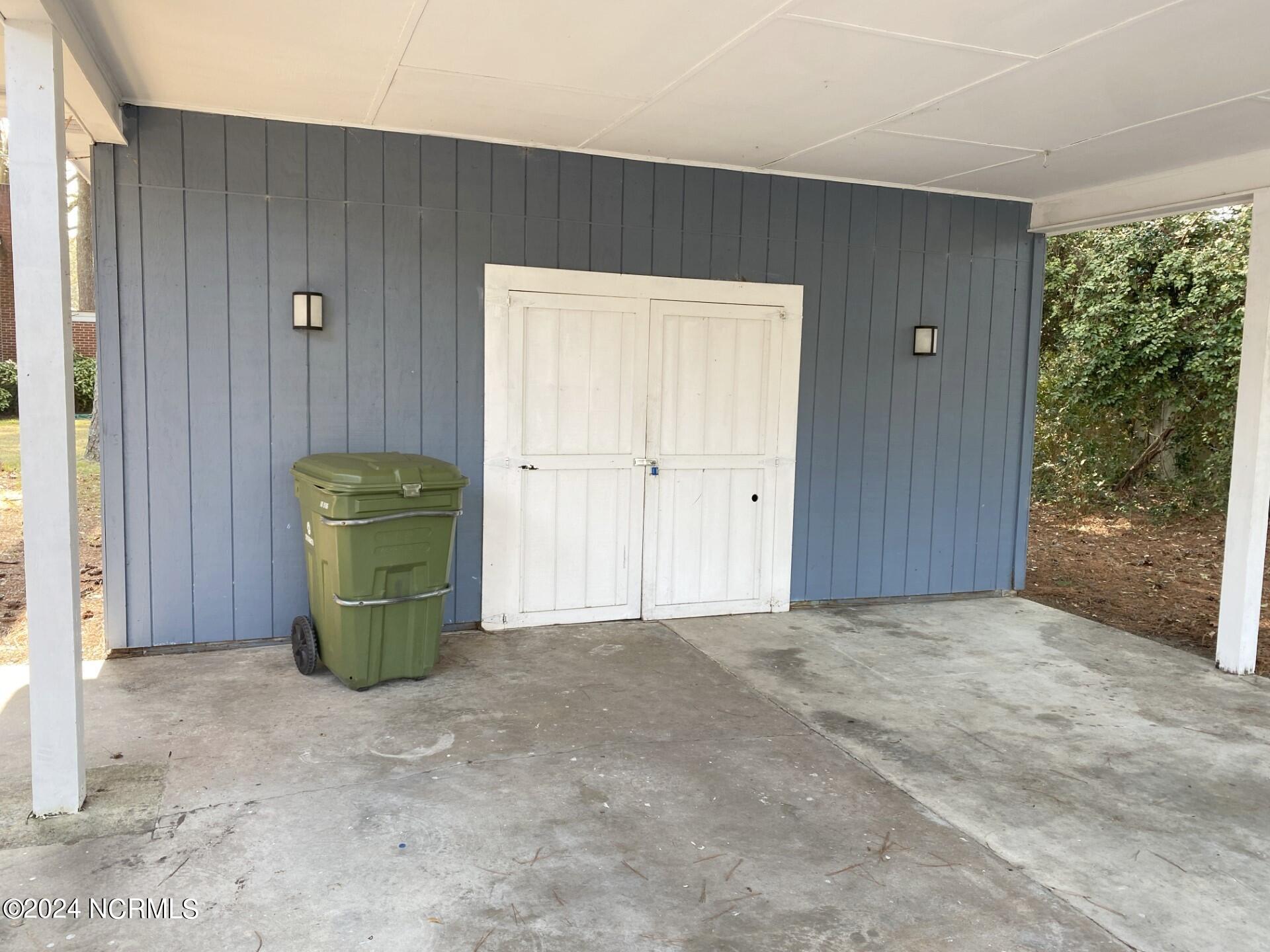 1306 N Respess - carport