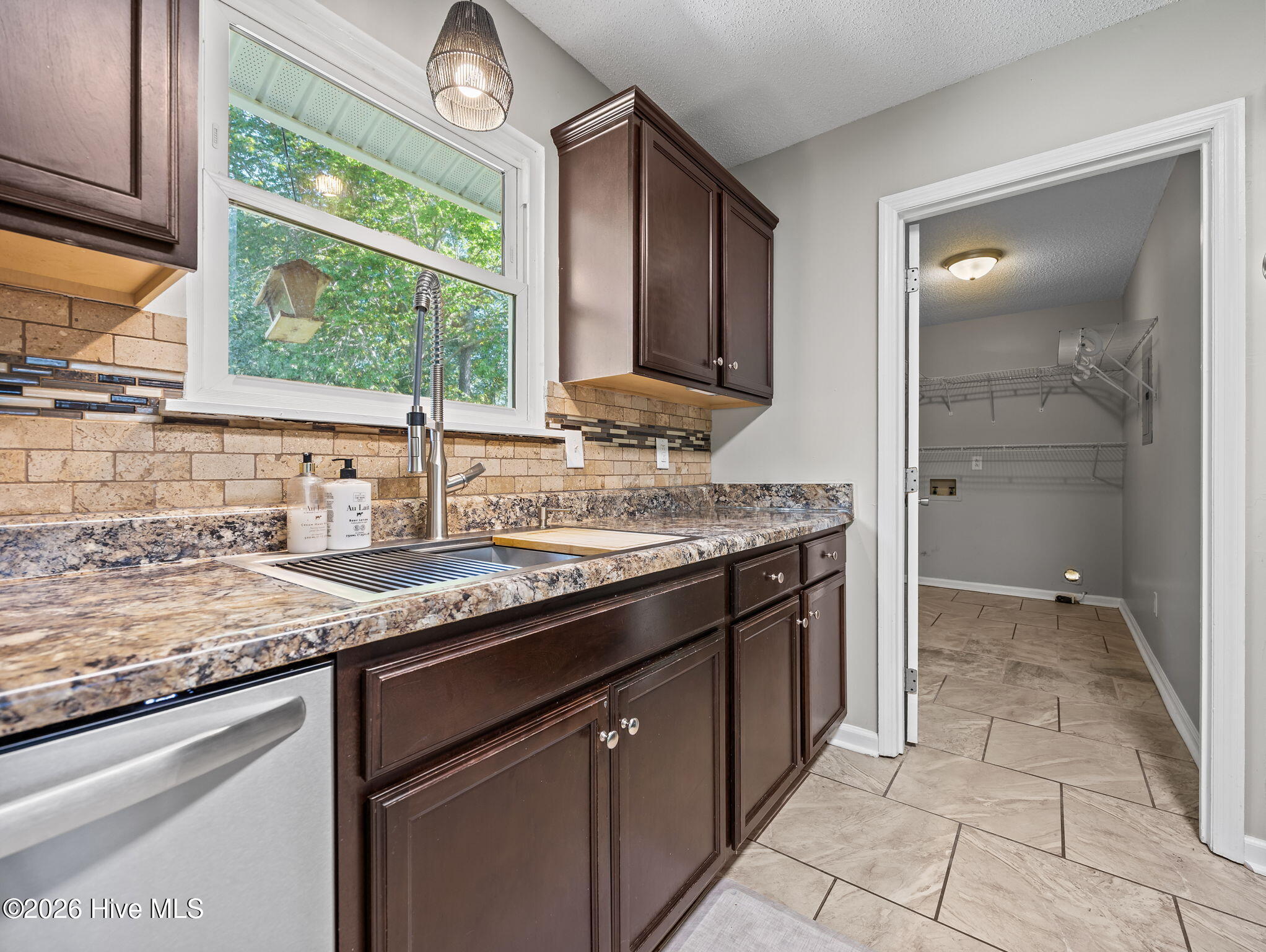 100569012 | Photo 11