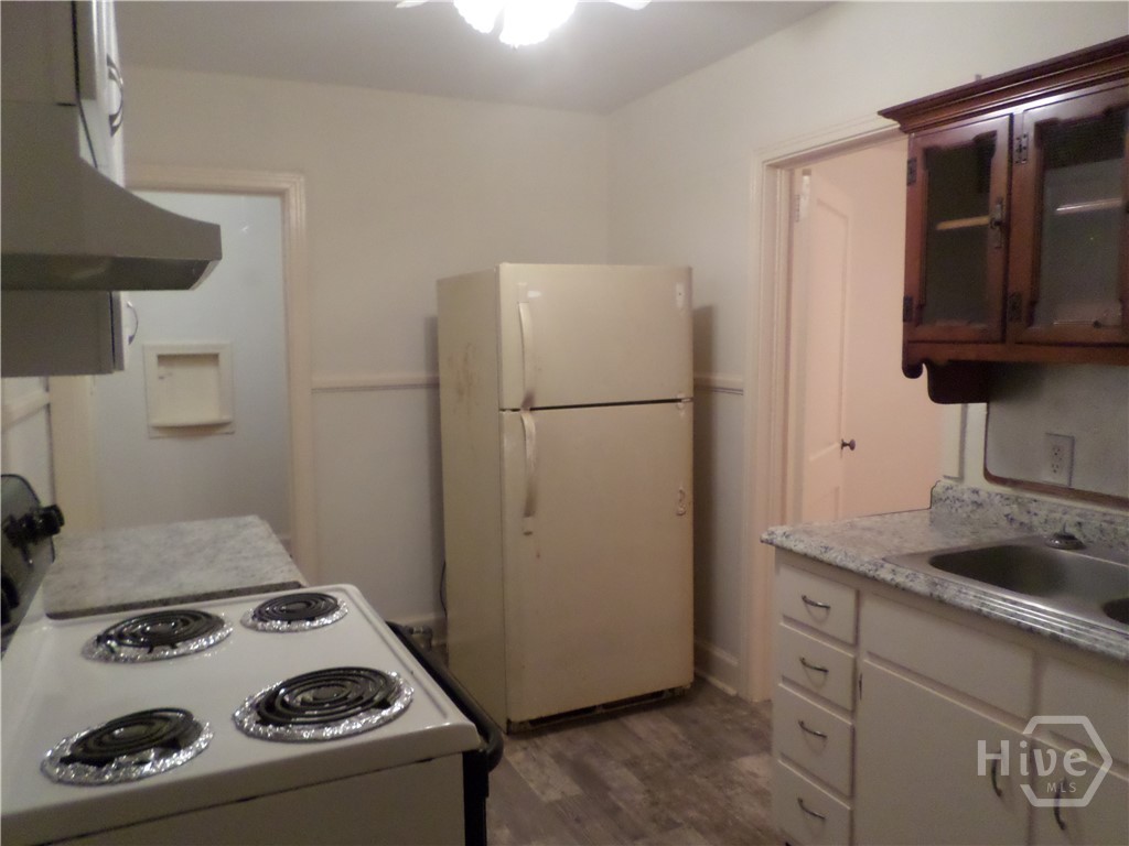 Kitchen range & Fridge