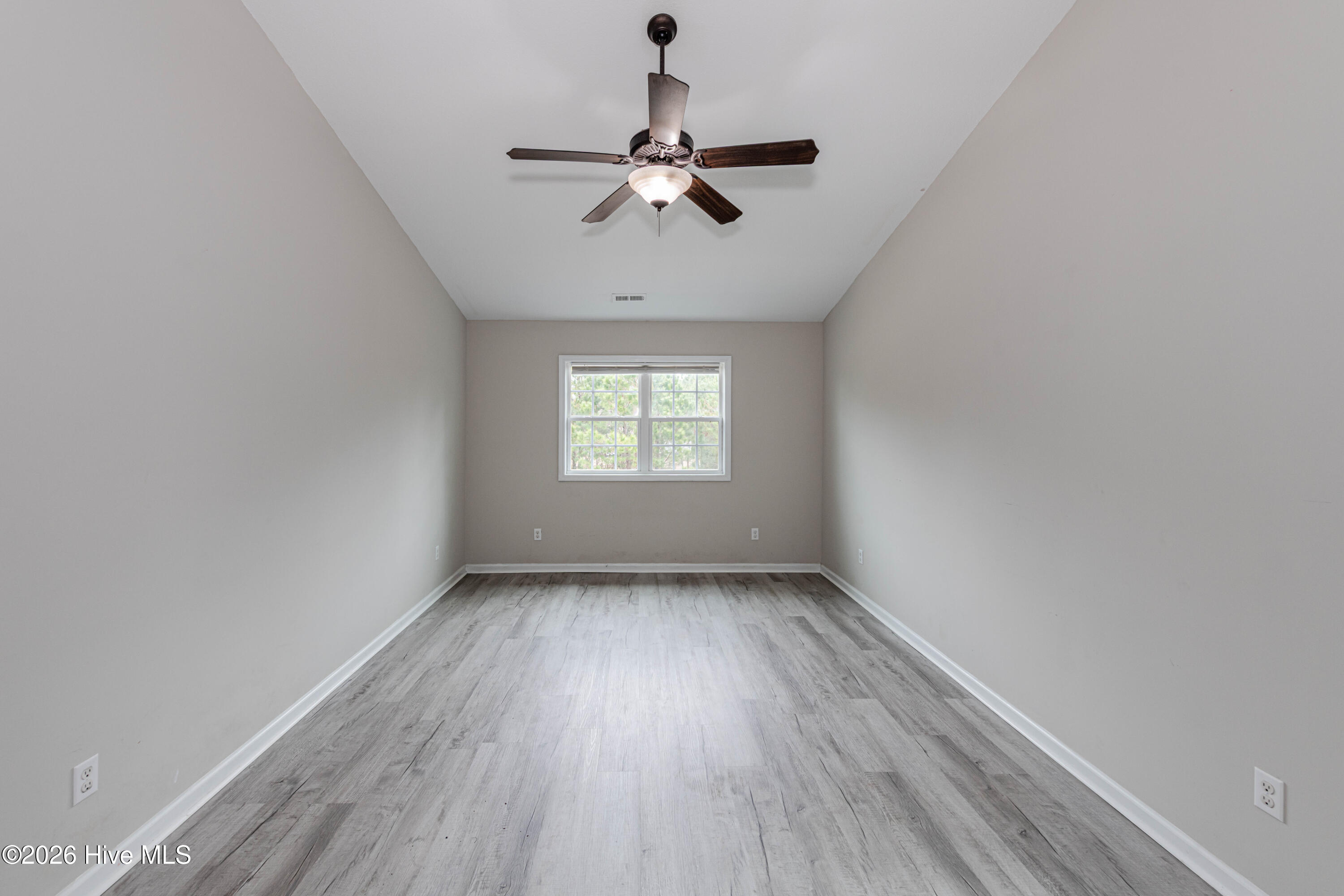 100557262 | Photo 25