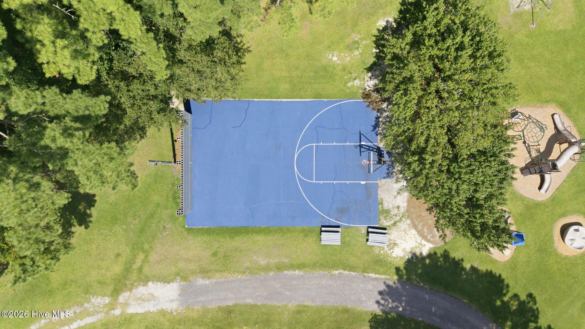 AMENITIES: BASKETBALL COURT