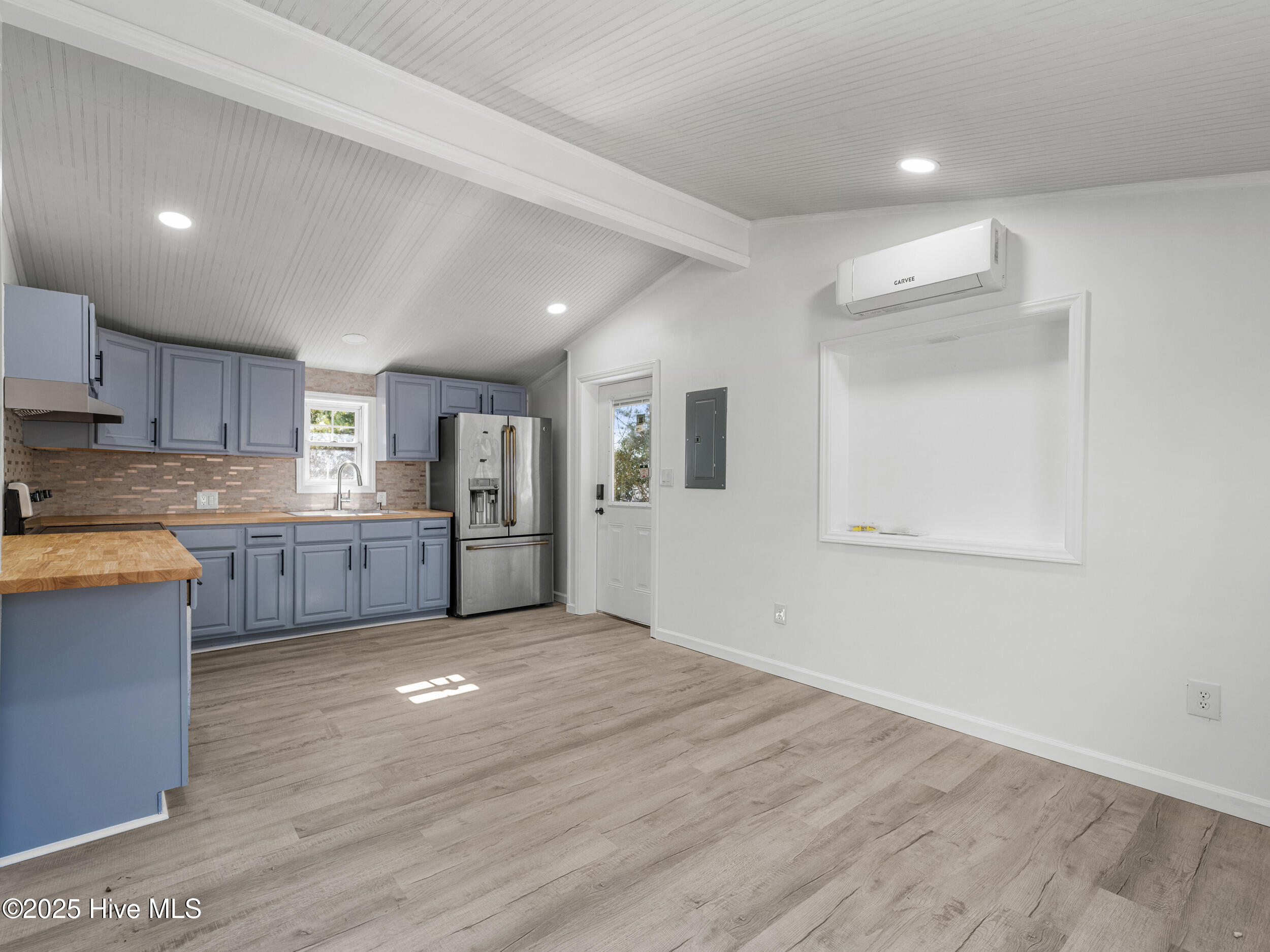 100545373 | Photo 12