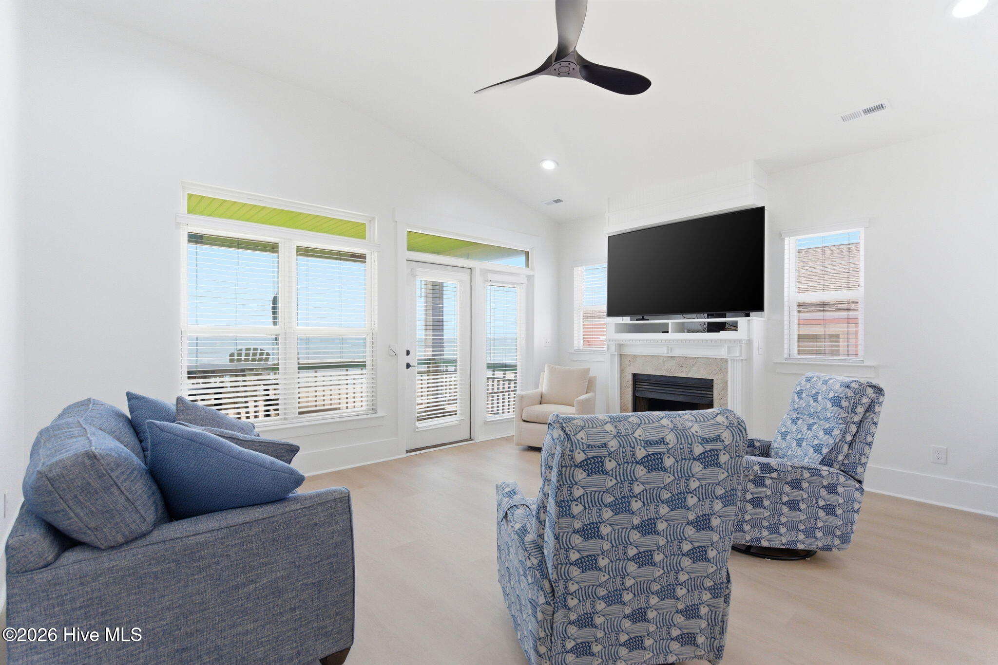 100570337 | Photo 62