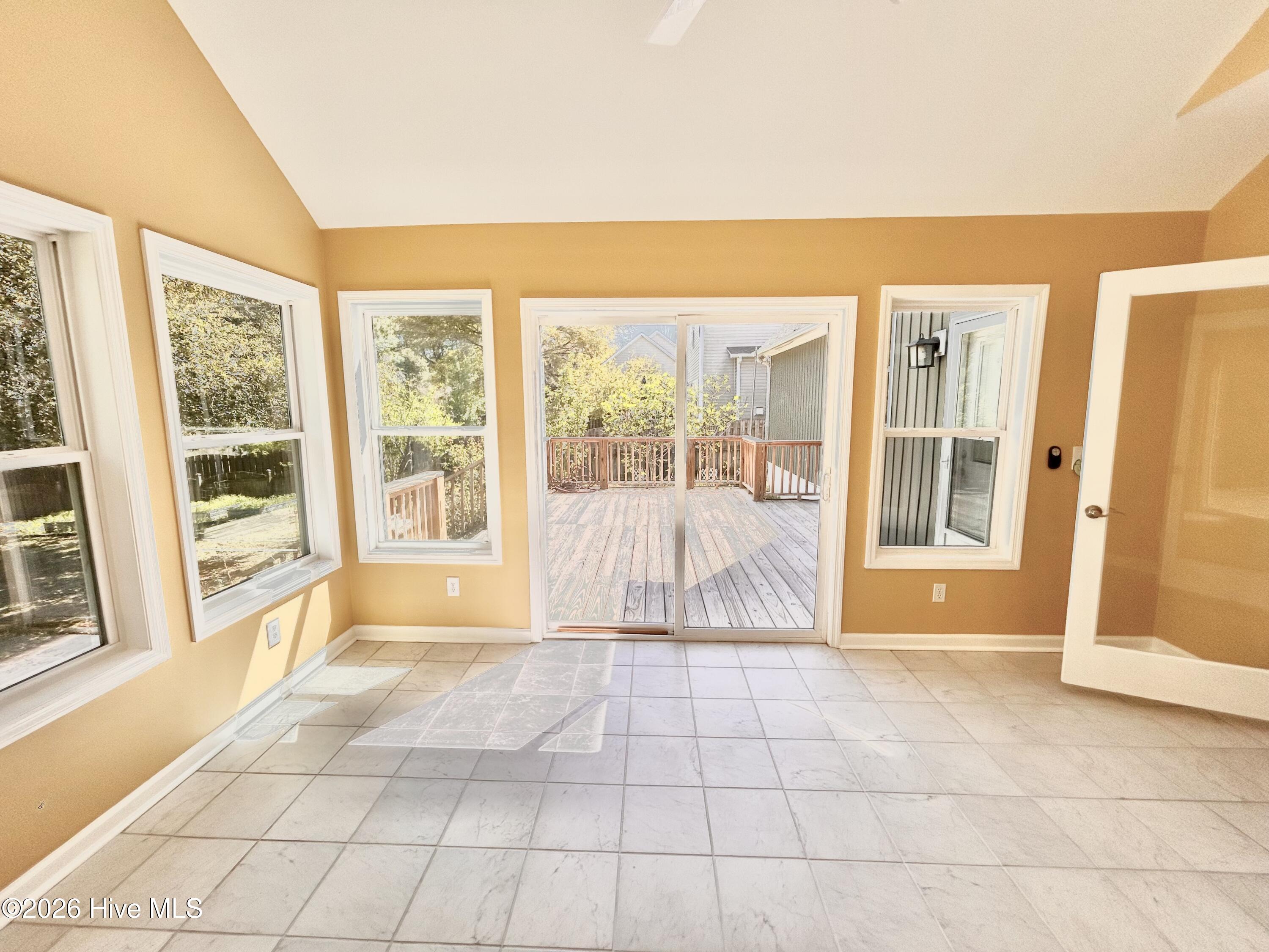 100564341 | Photo 44