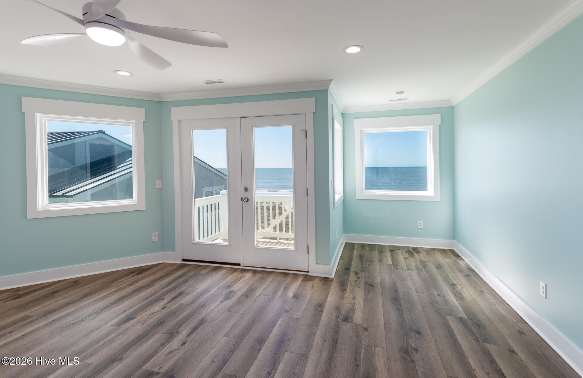 100568096 | Photo 48