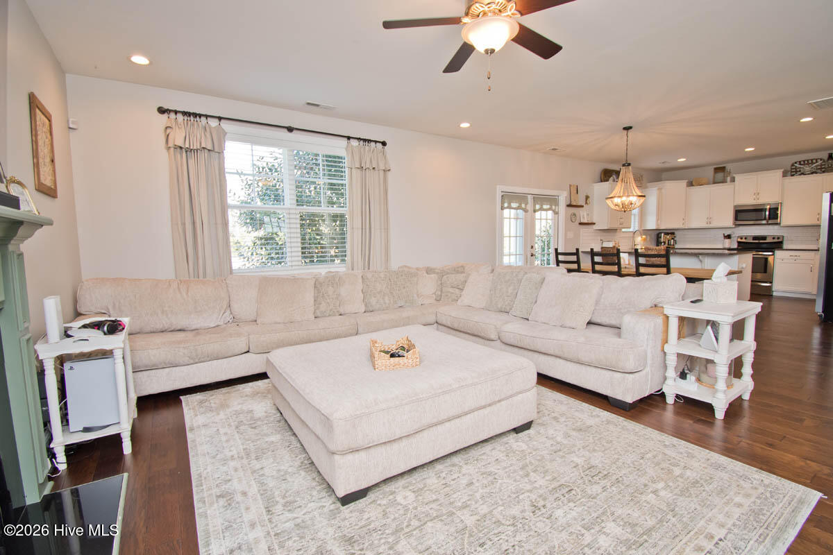 100562349 | Photo 11