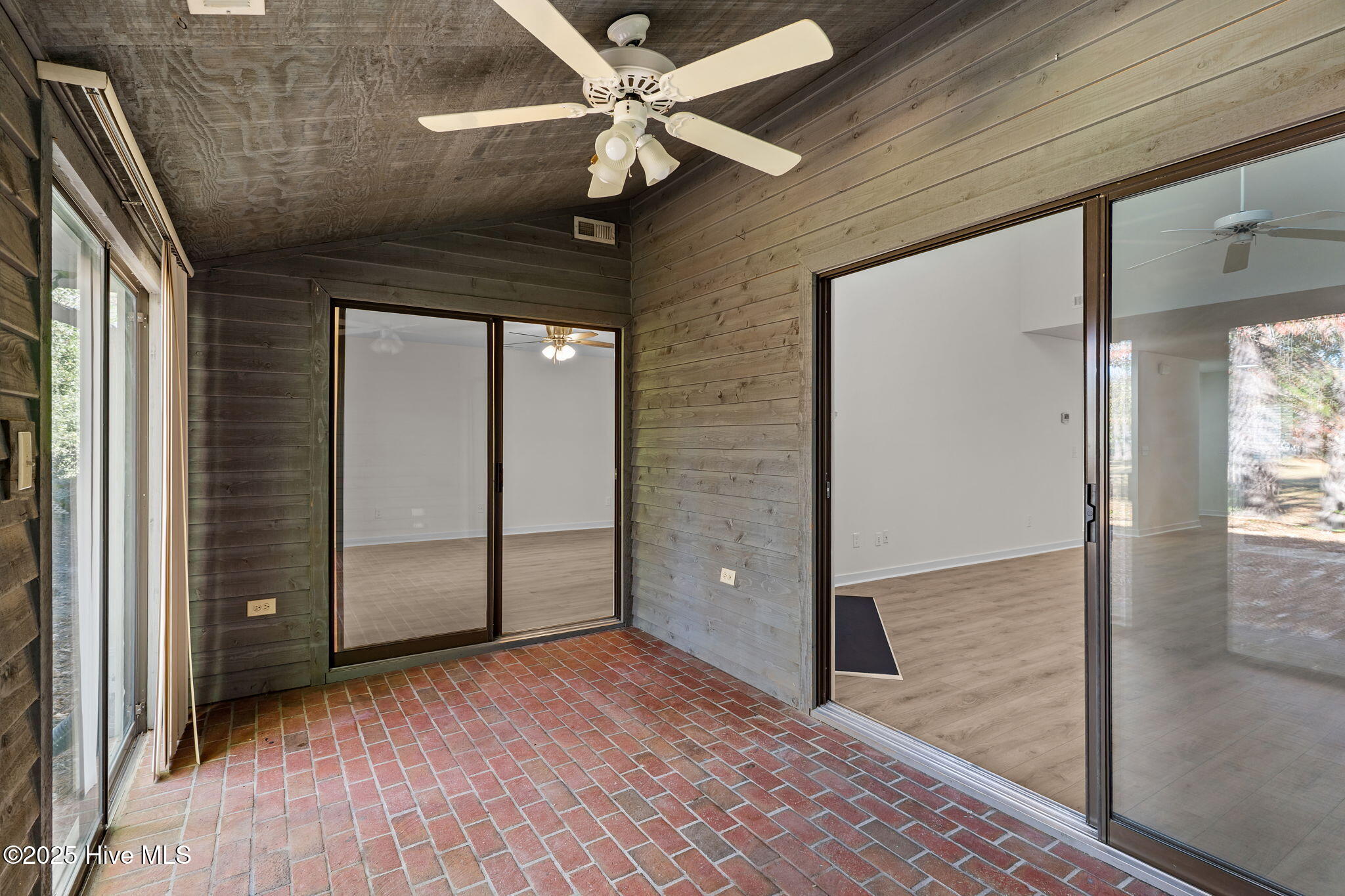 100537867 | Photo 30