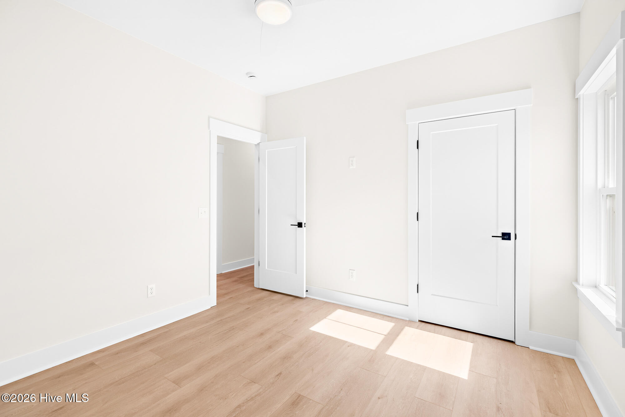 100561185 | Photo 39