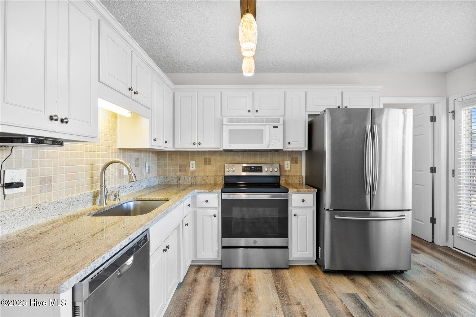 100540475 | Photo 12