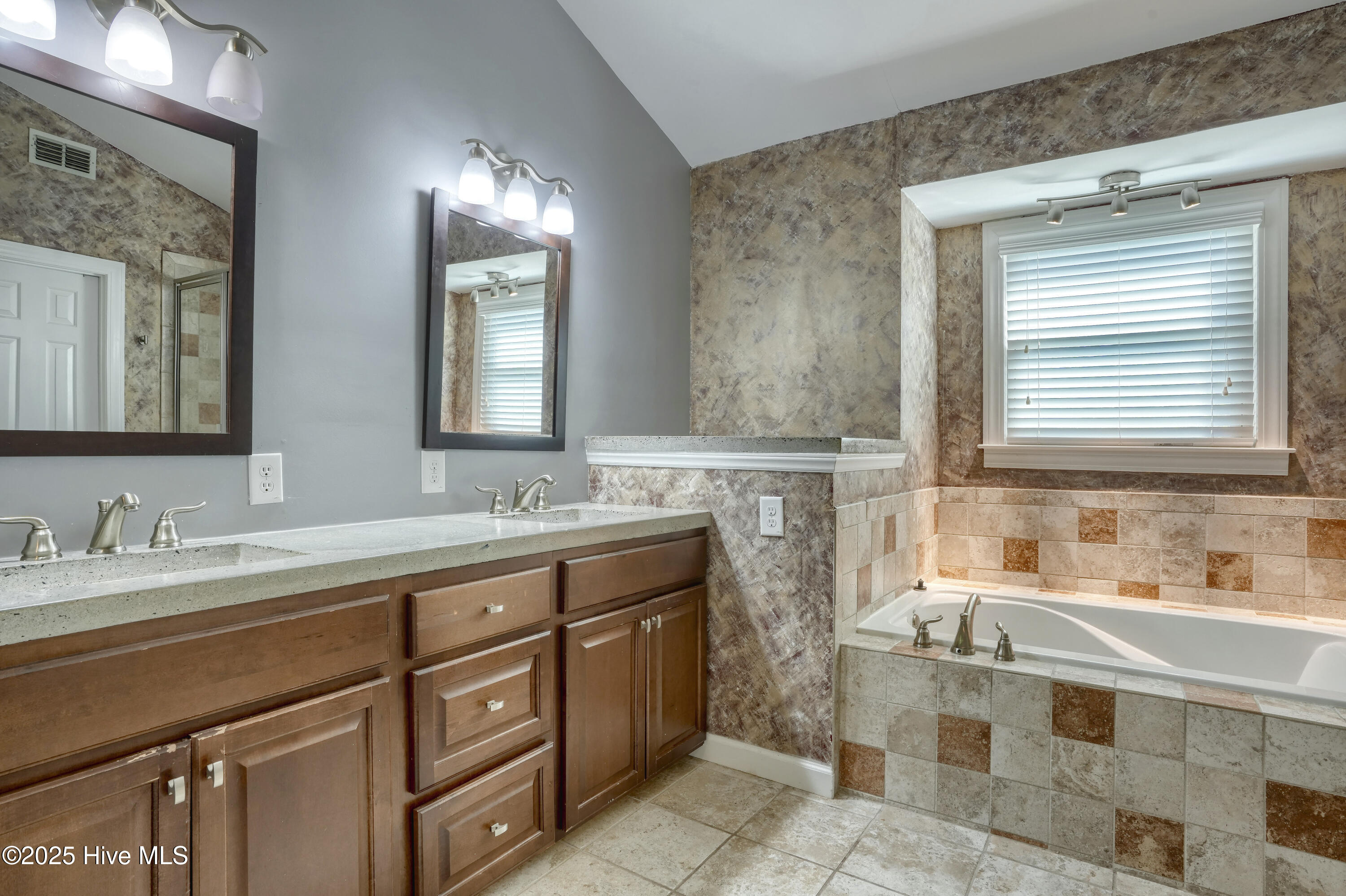 100554842 | Photo 22