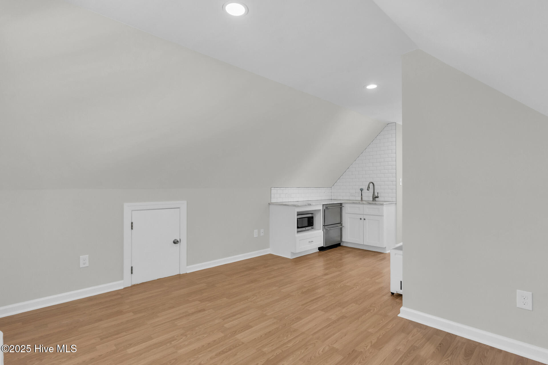 100532167 | Photo 65