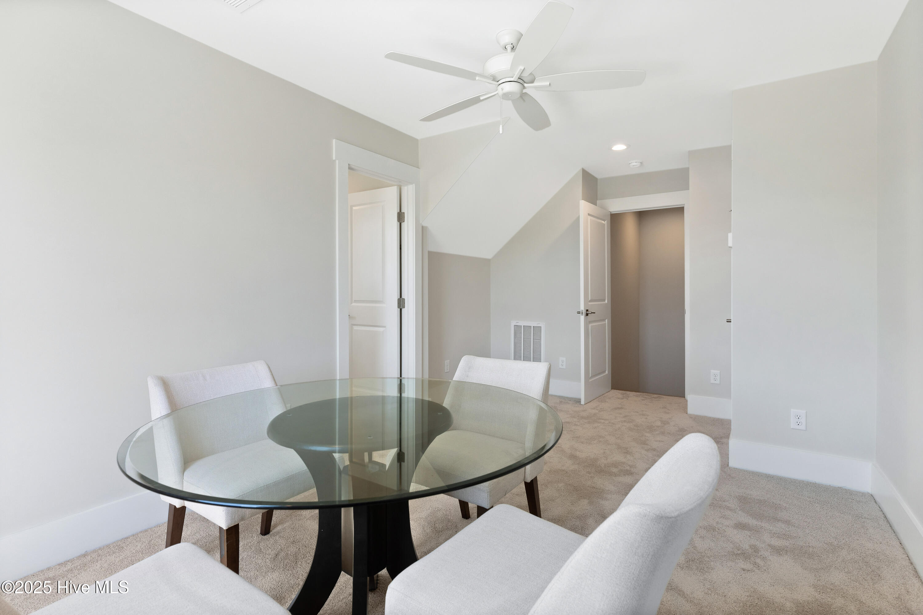 100547015 | Photo 51