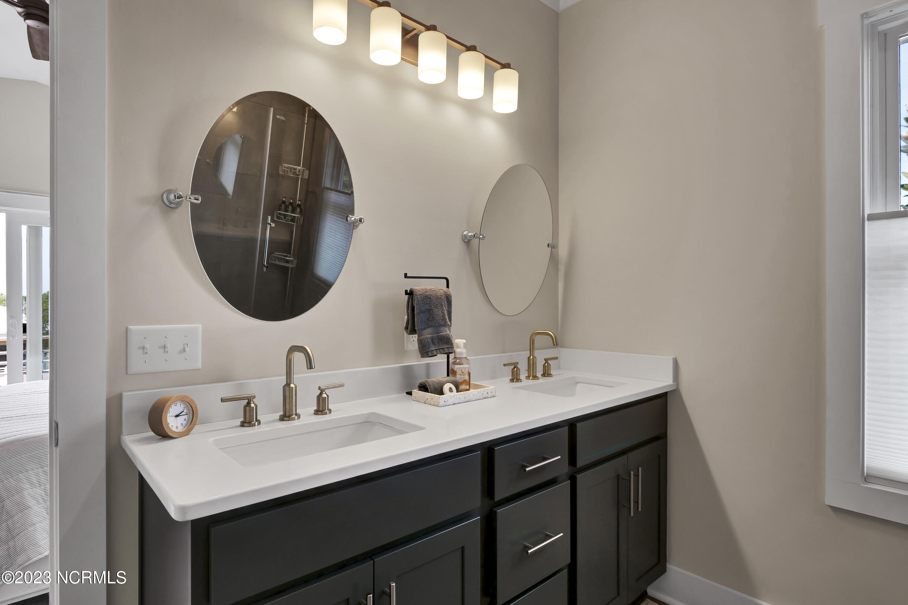 100526223 | Photo 31