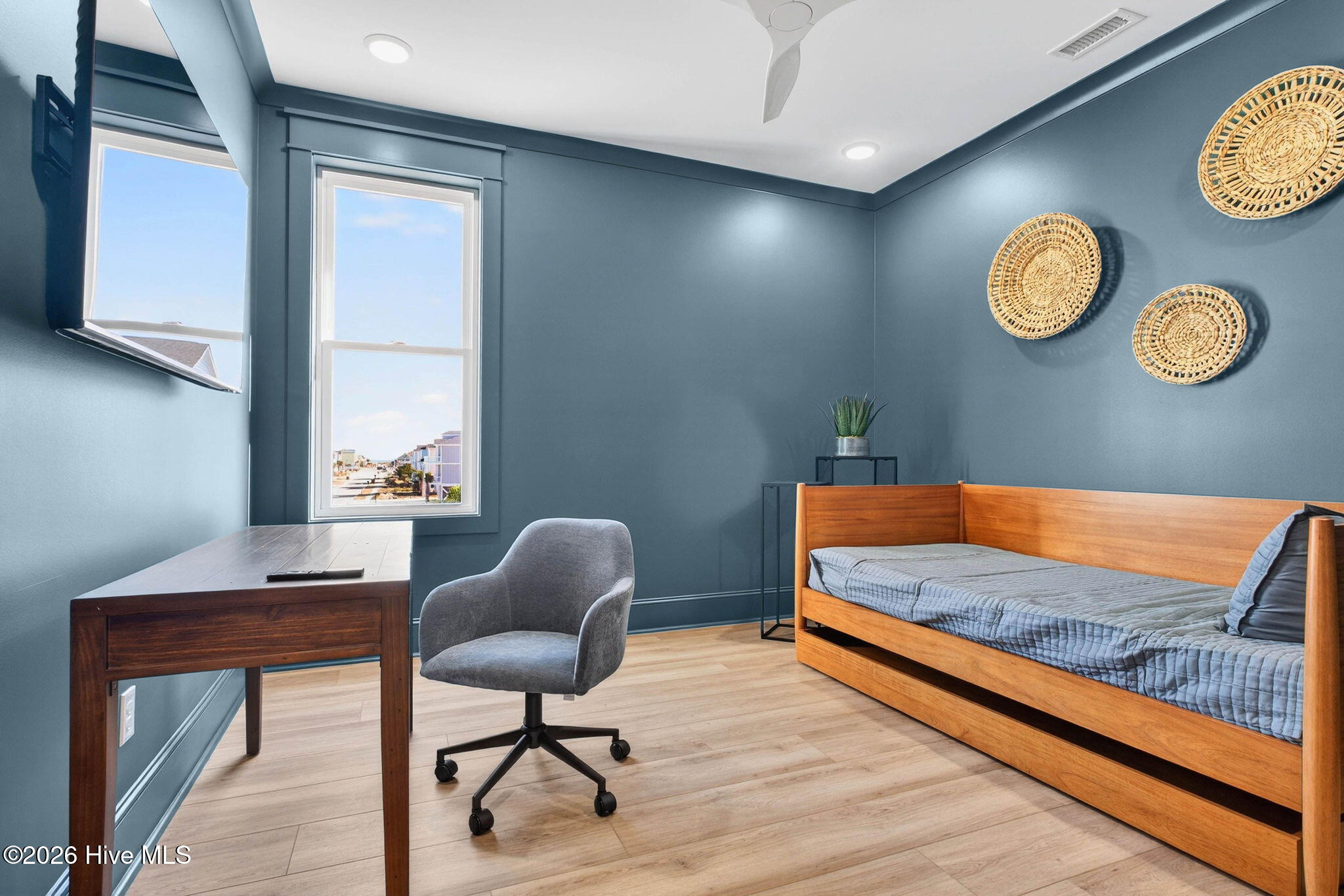 100570262 | Photo 64