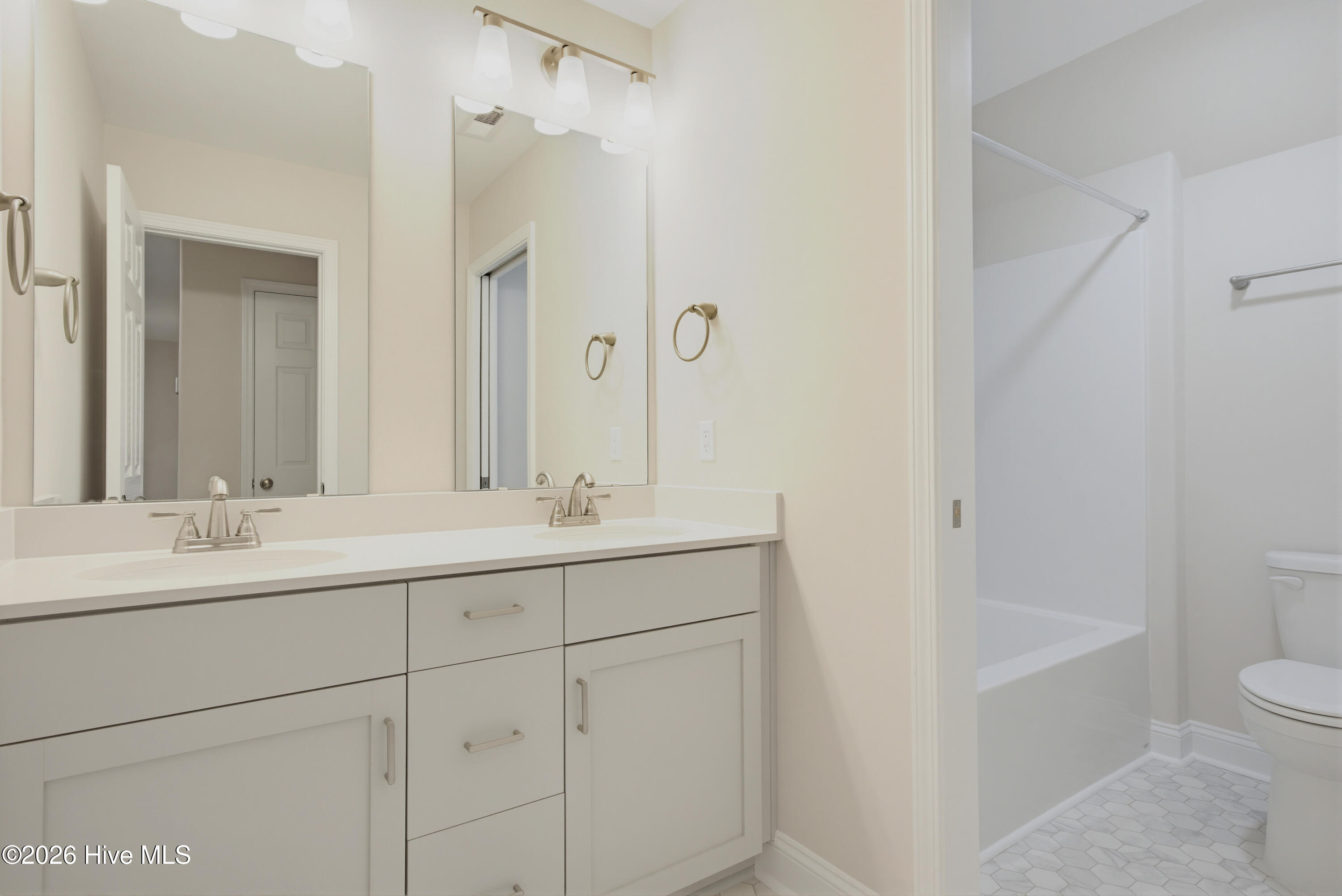 100567260 | Photo 20