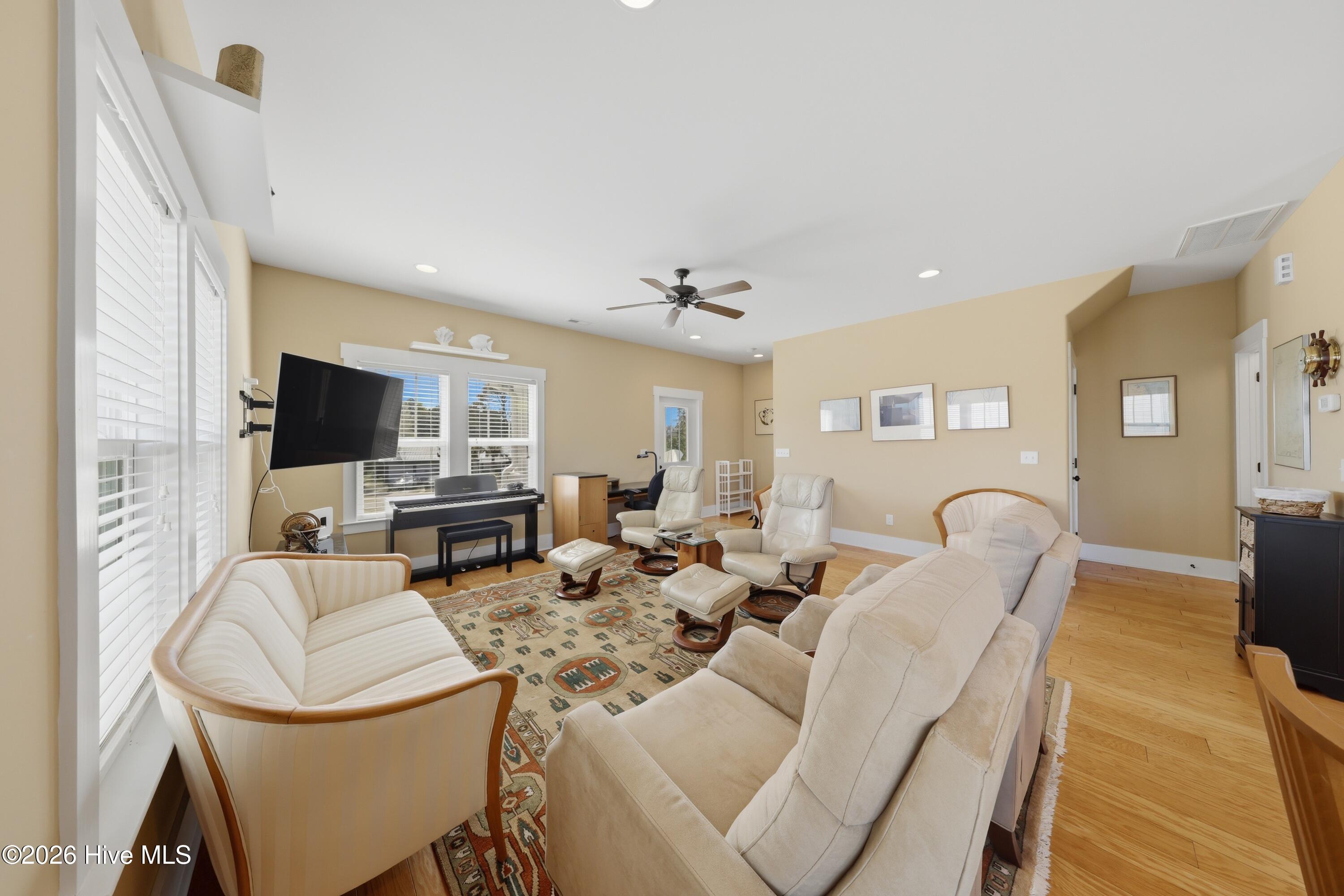 100566755 | Photo 15