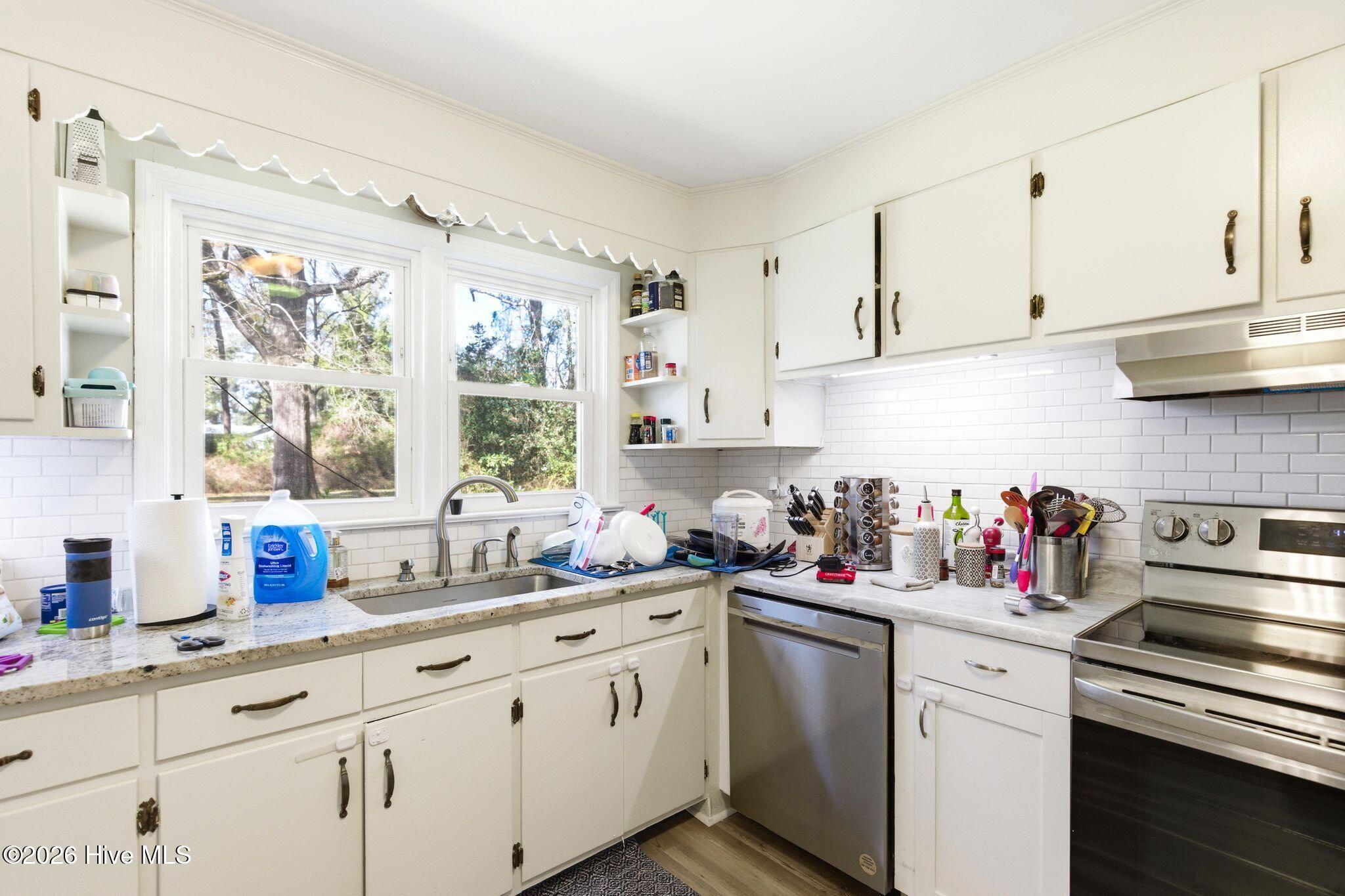 100562415 | Photo 16