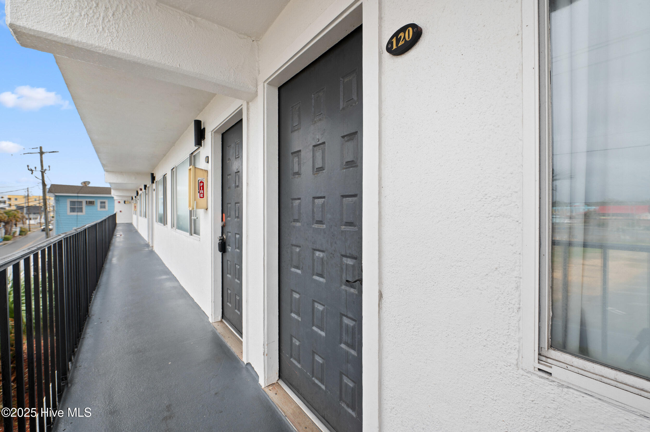 100490591 | Photo 32