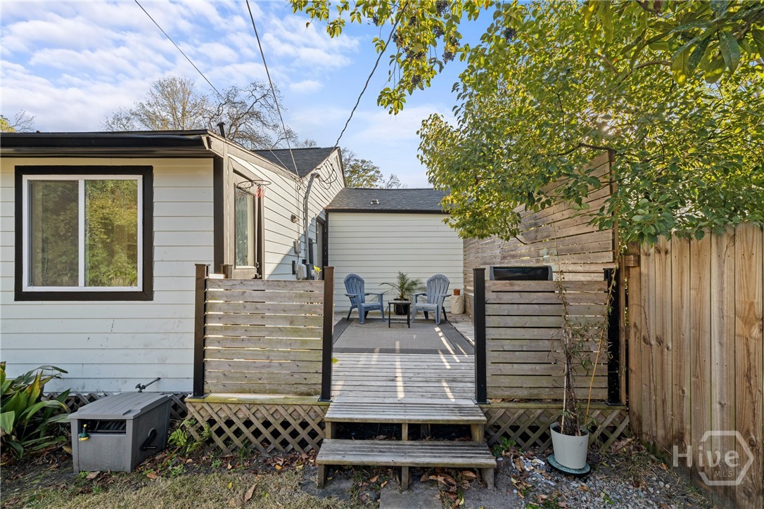 Side deck access to backyard