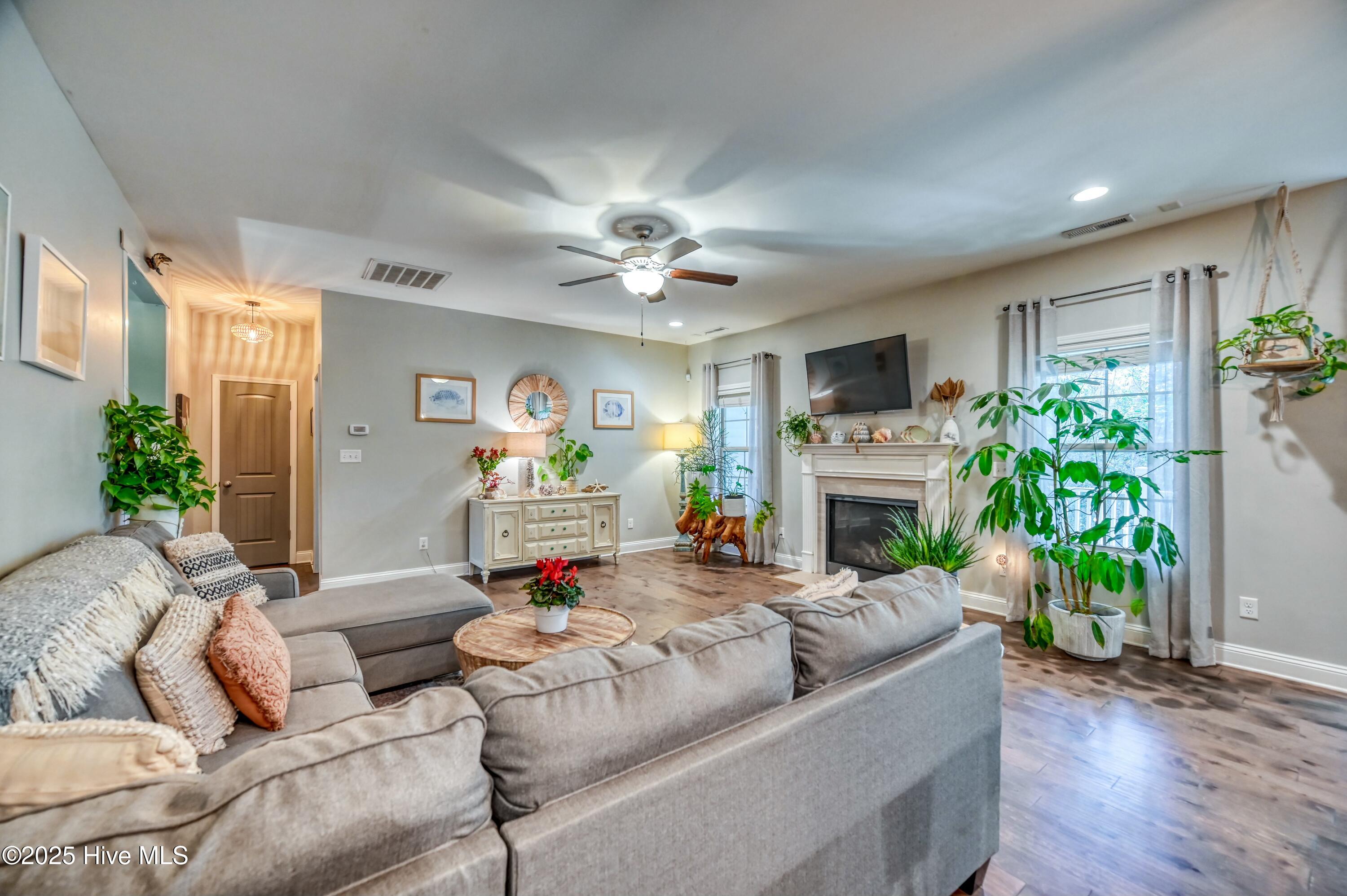 100561132 | Photo 12