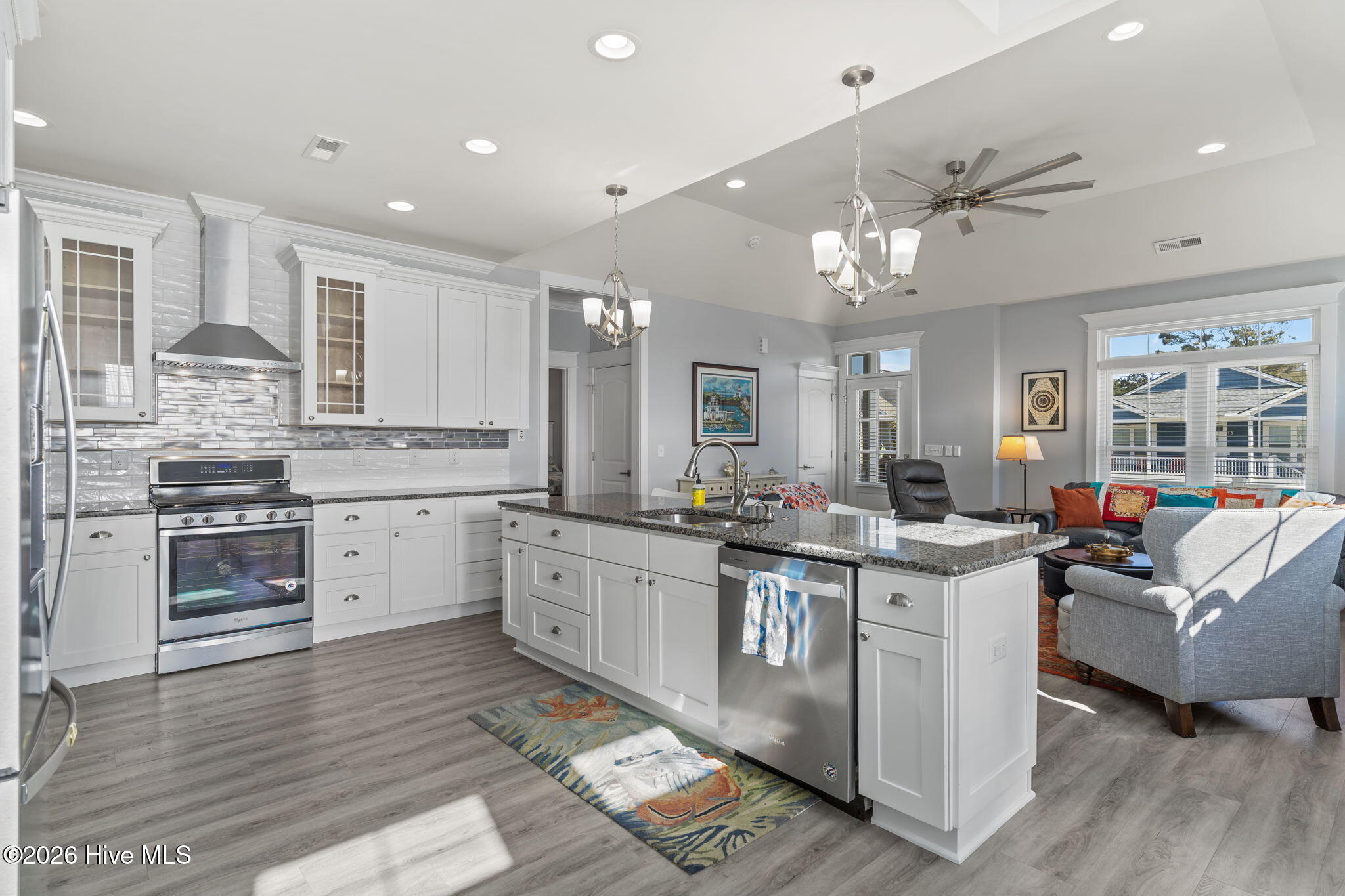 100562784 | Photo 34