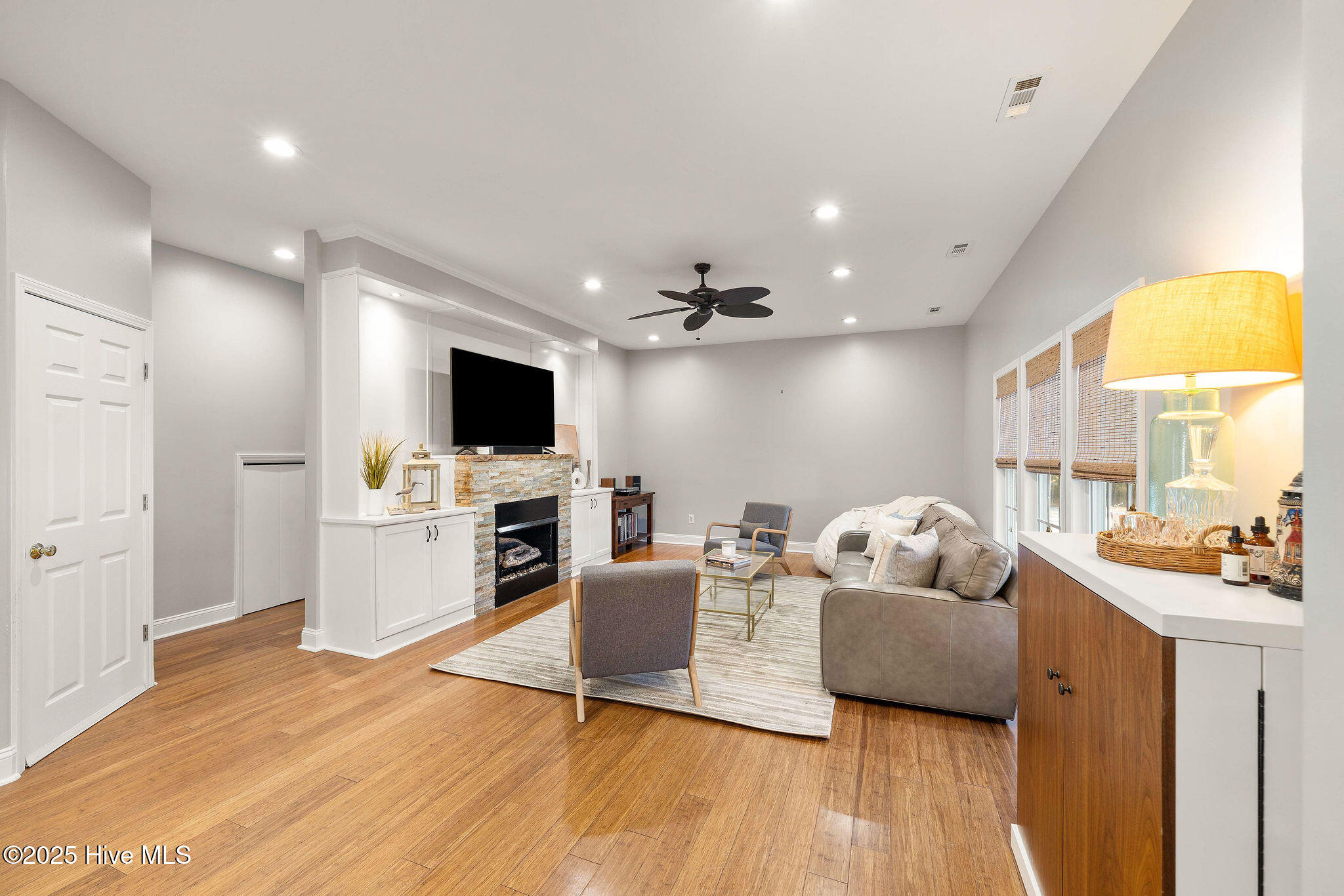 100539157 | Photo 45