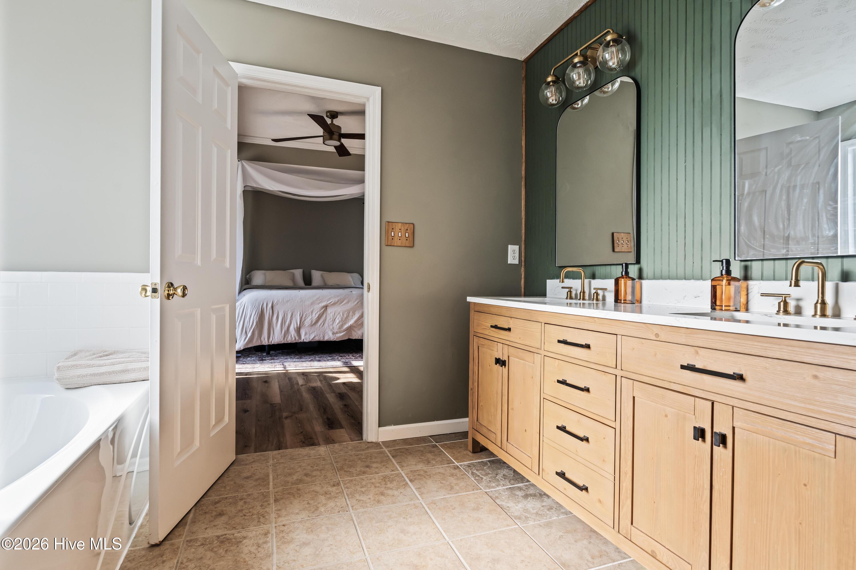 100556314 | Photo 46