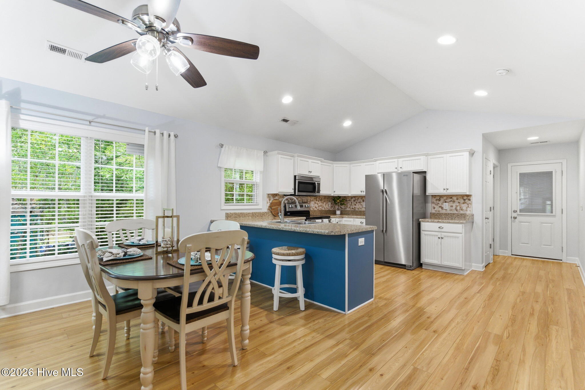 100570095 | Photo 12