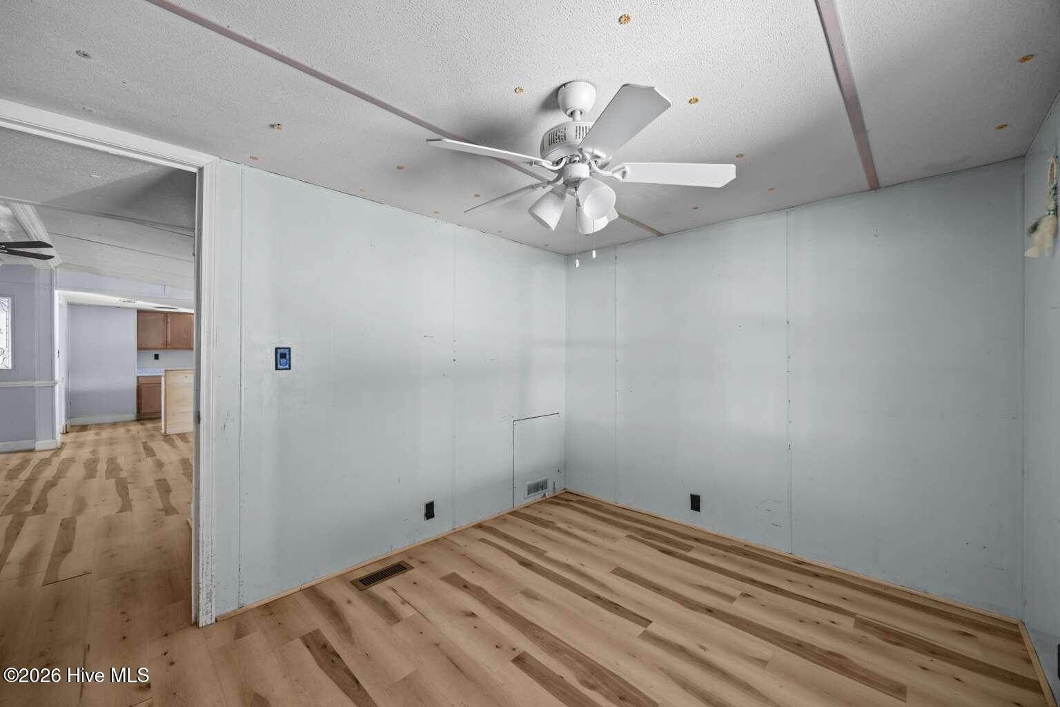 100550167 | Photo 14