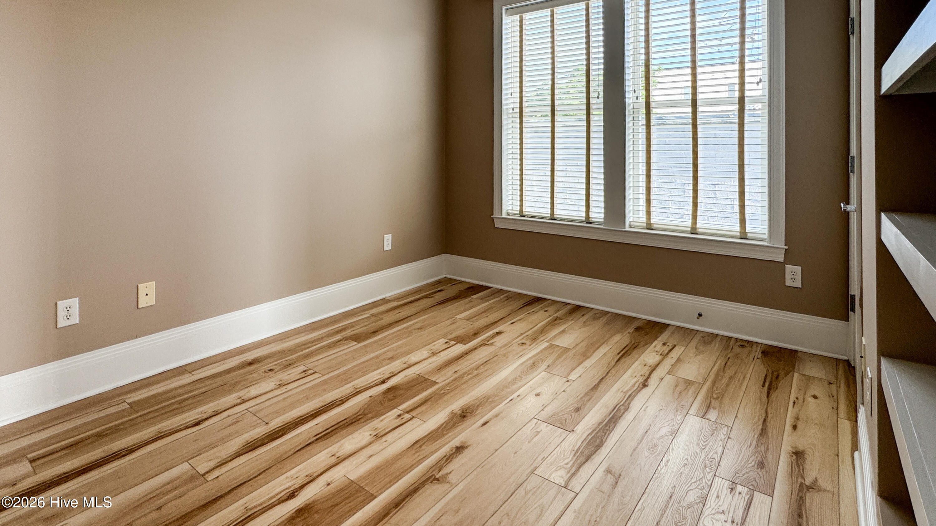 100559977 | Photo 15