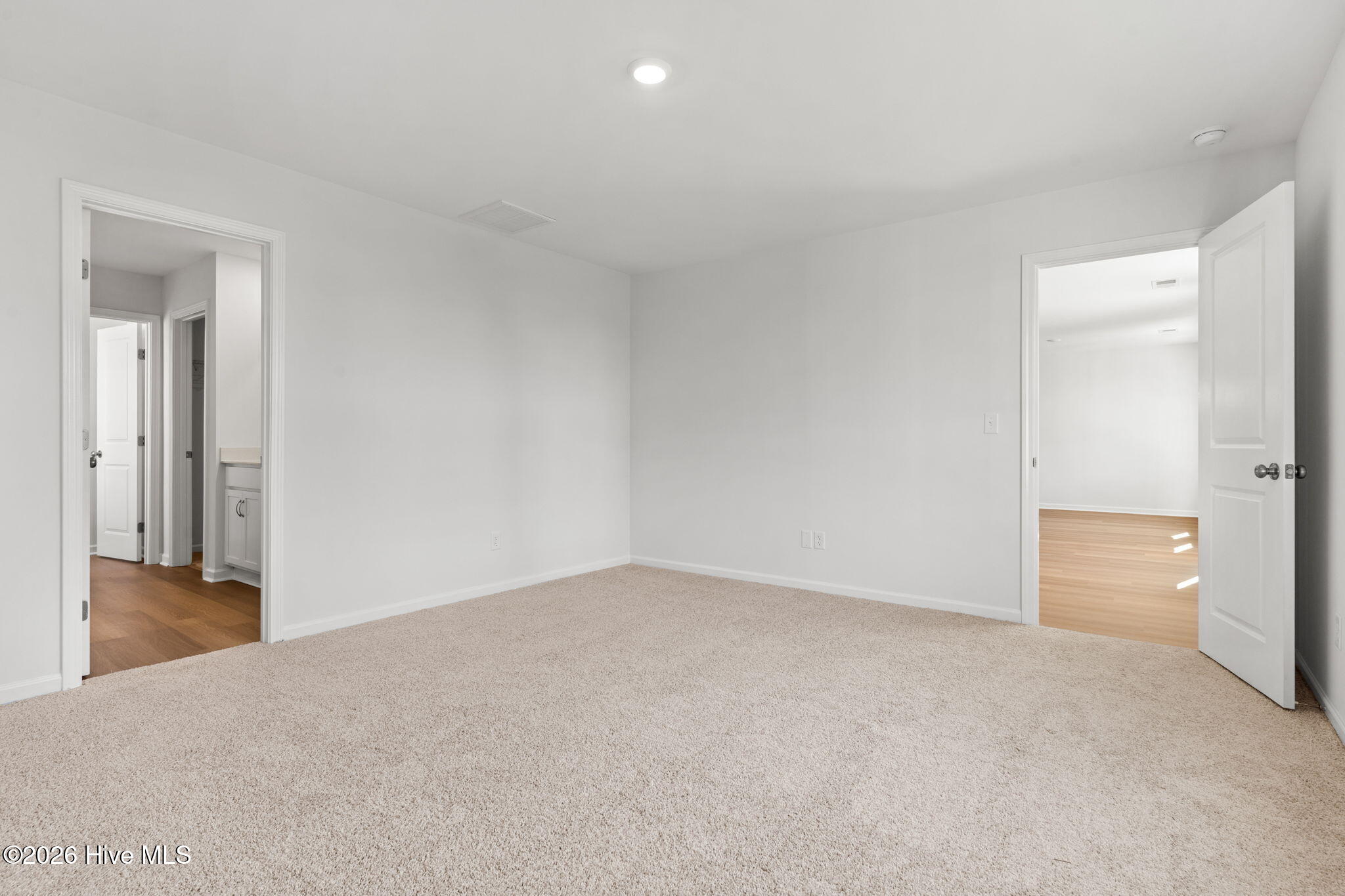 100560324 | Photo 12