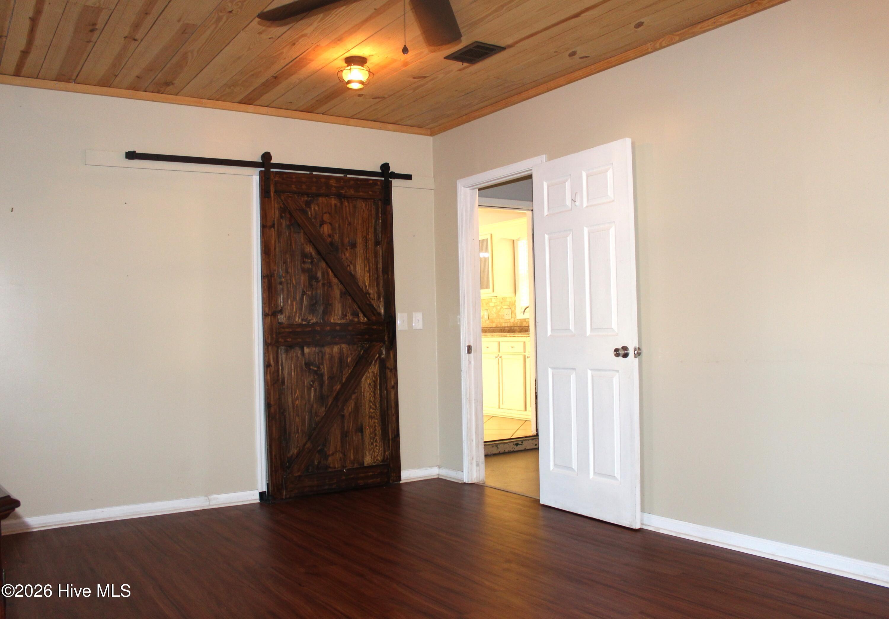 100558935 | Photo 24