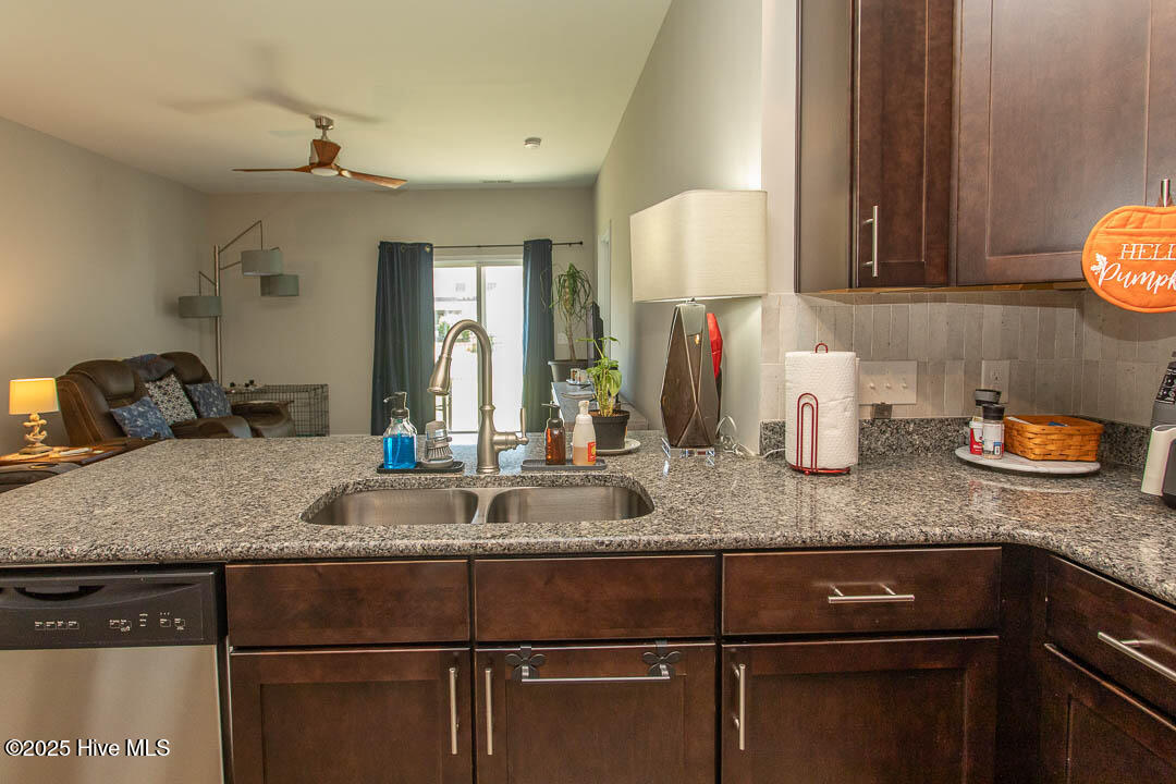 100529598 | Photo 12