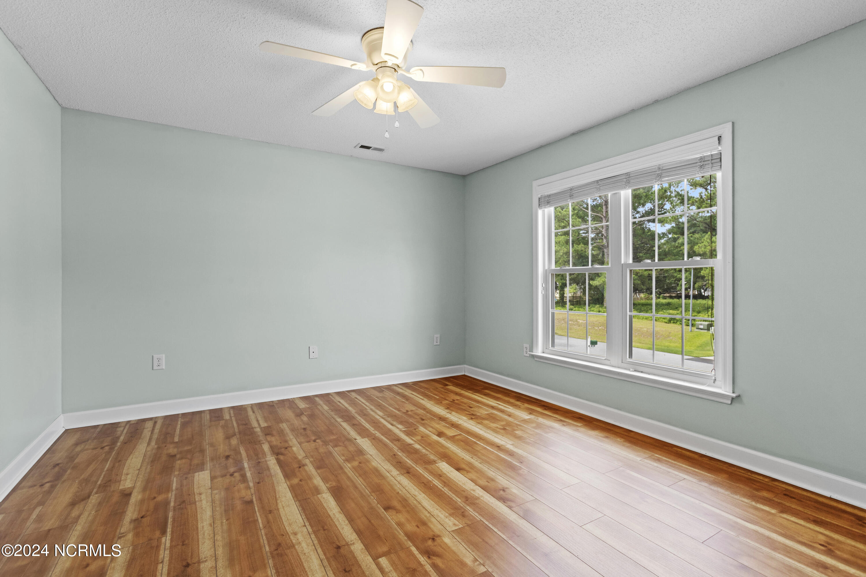 100529706 | Photo 25