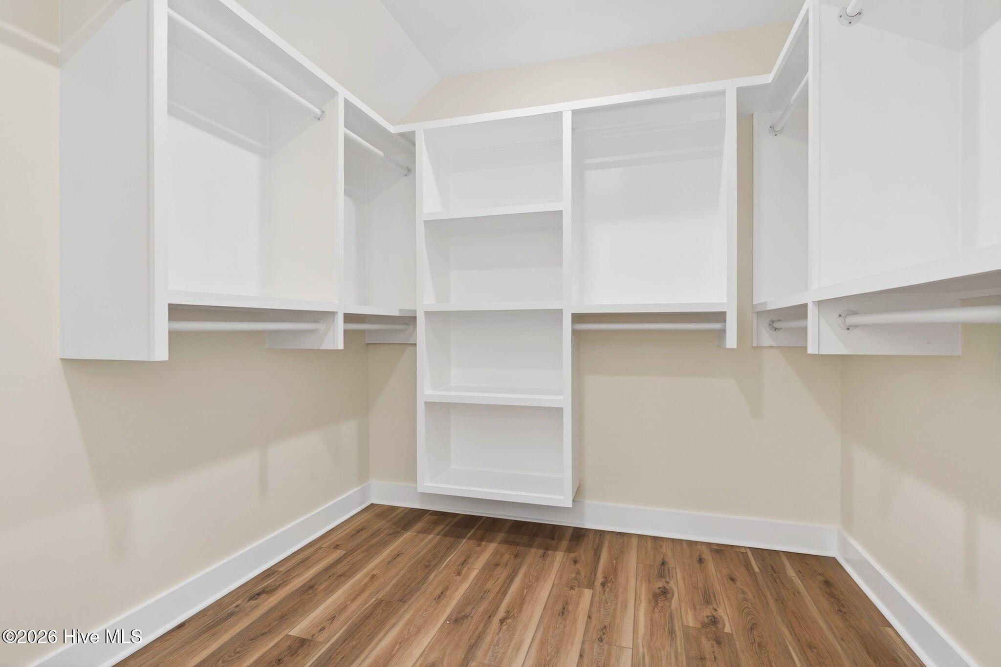 100568512 | Photo 46