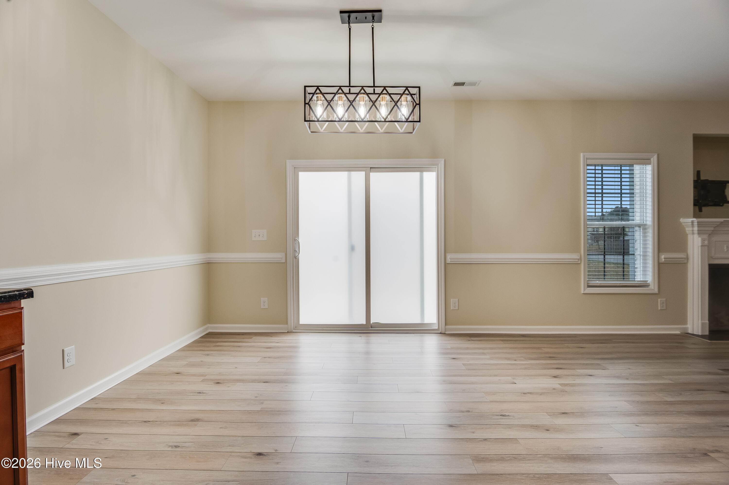 100545678 | Photo 23