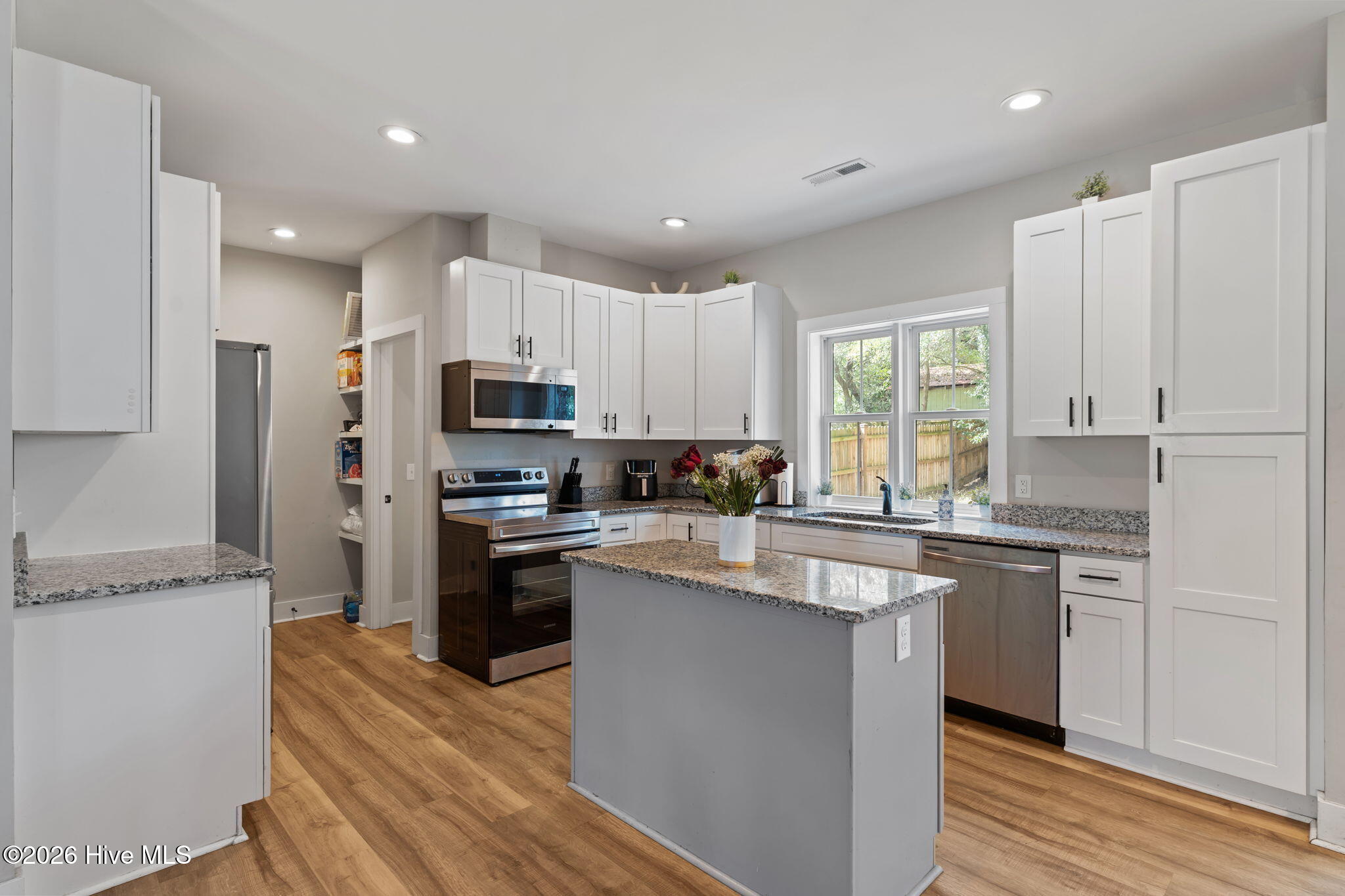 100556827 | Photo 10