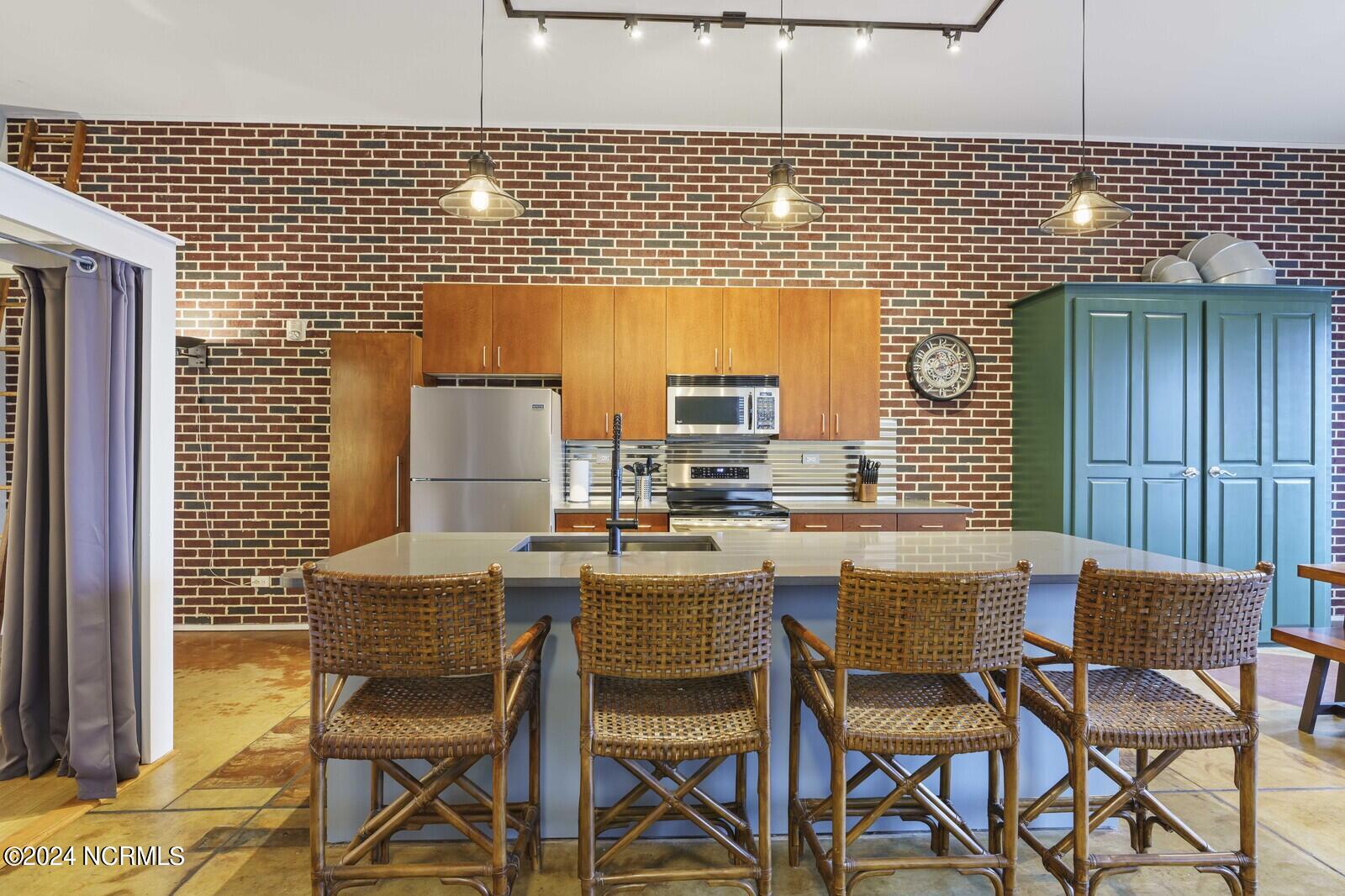 100512715 | Photo 11