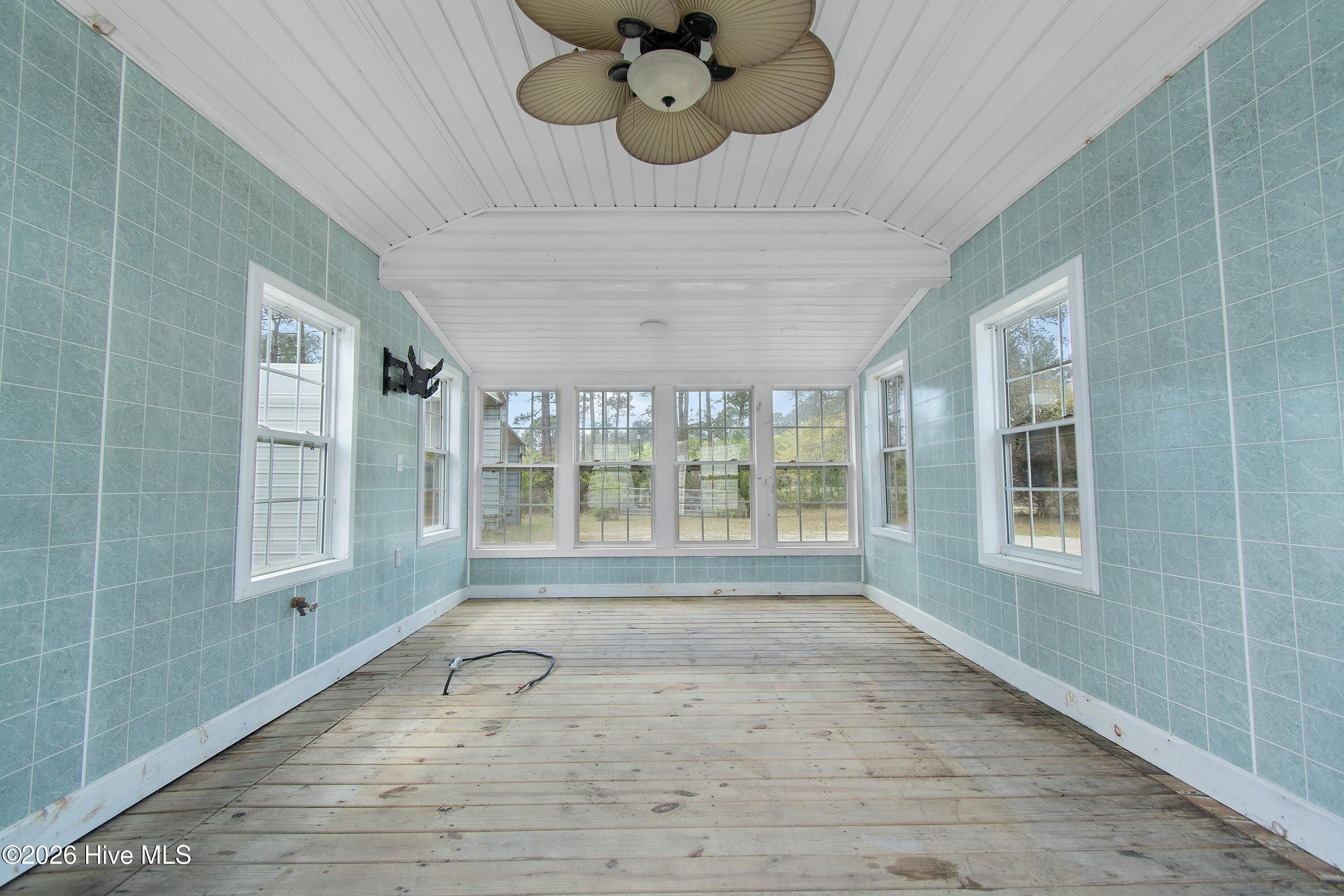 100566223 | Photo 50