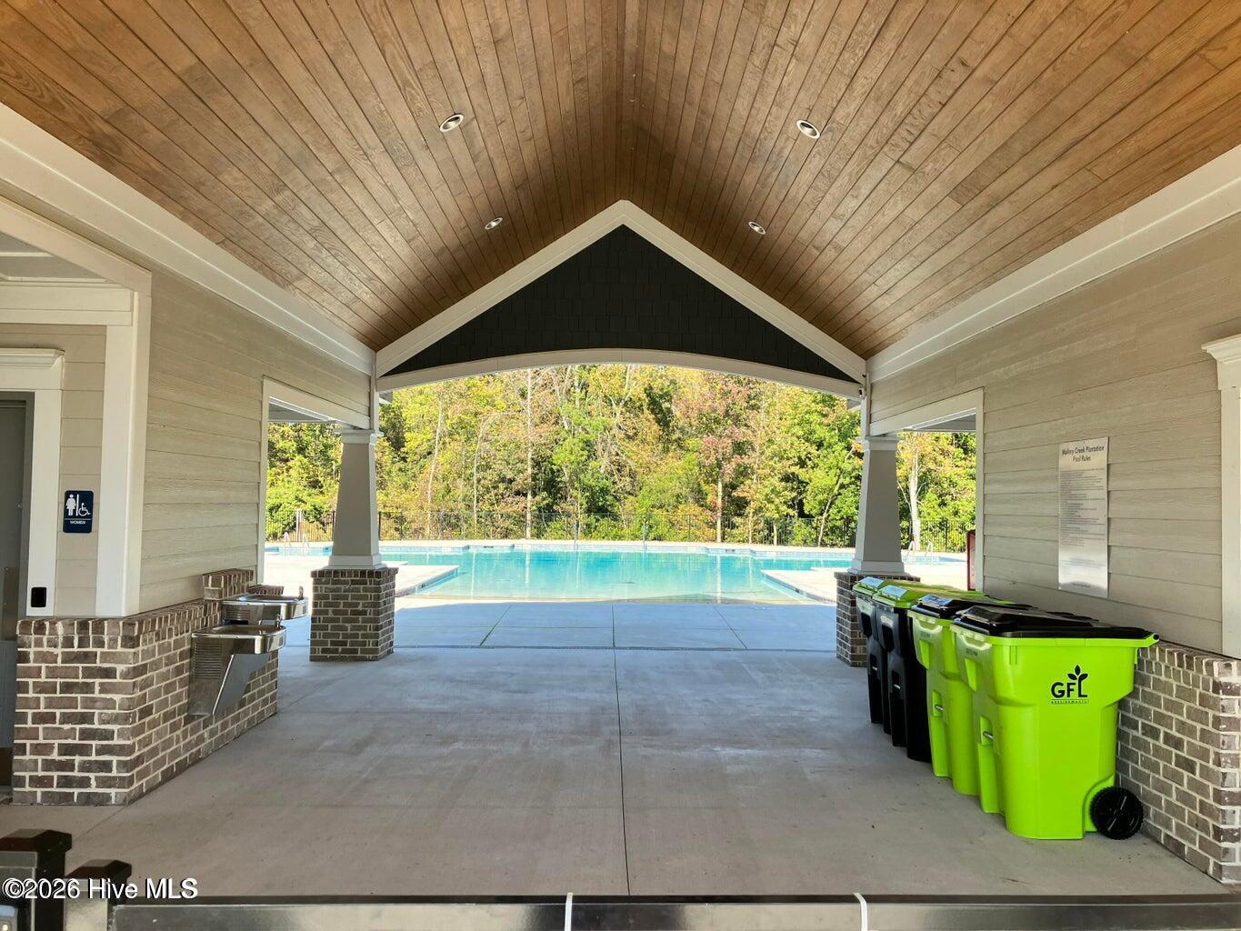 100570072 | Photo 28