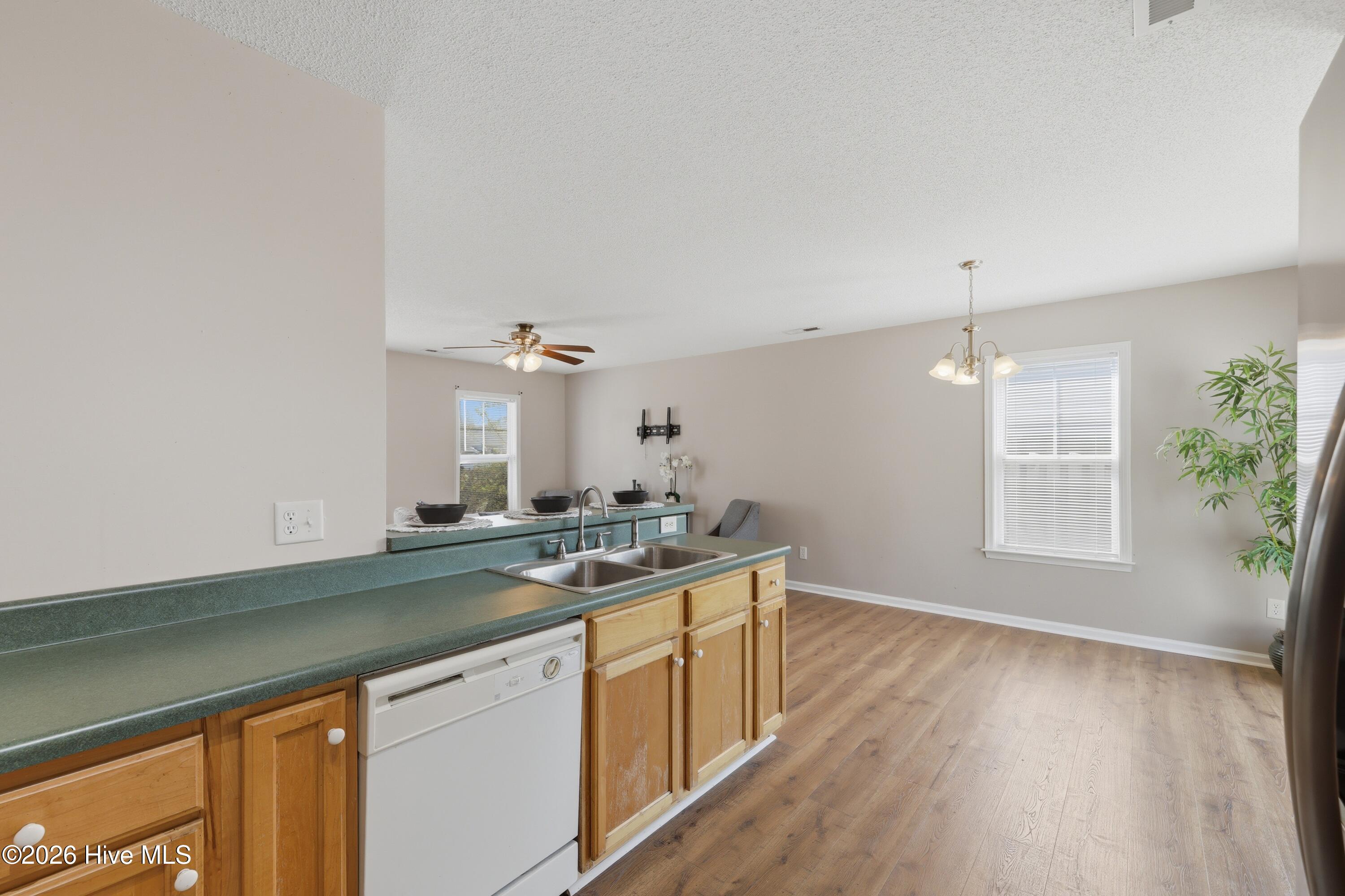 100562580 | Photo 12