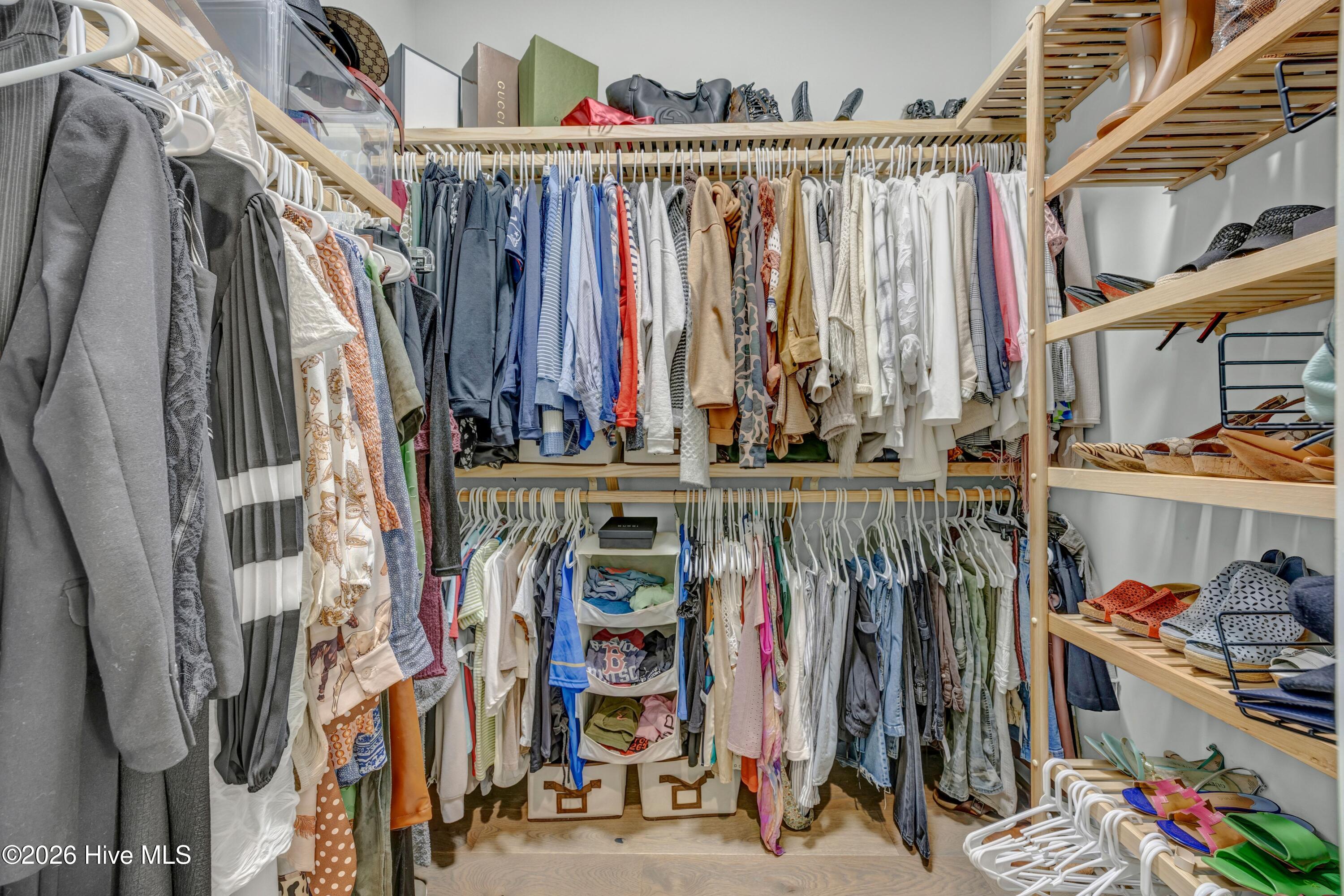 100566048 | Photo 47