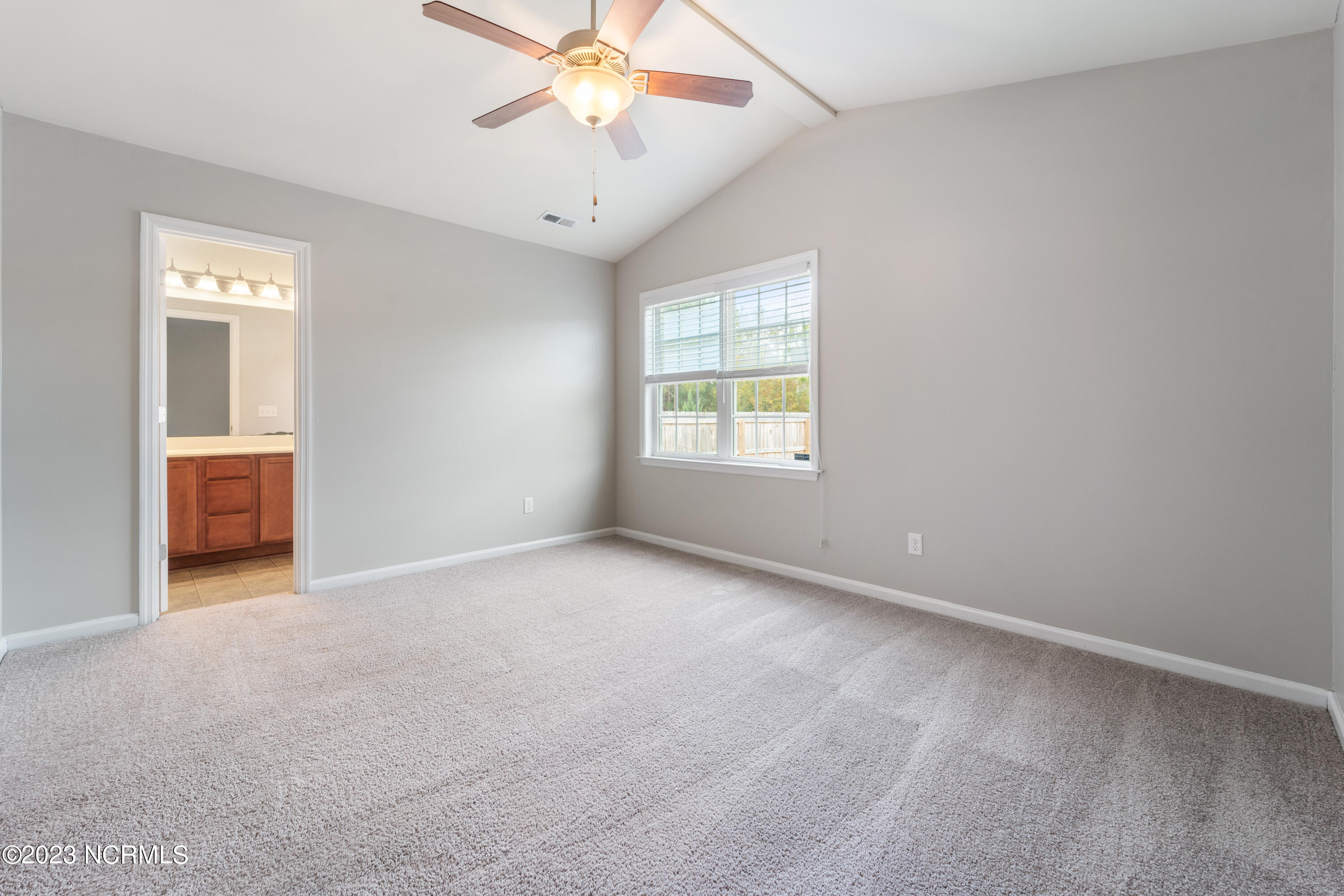 100564586 | Photo 14