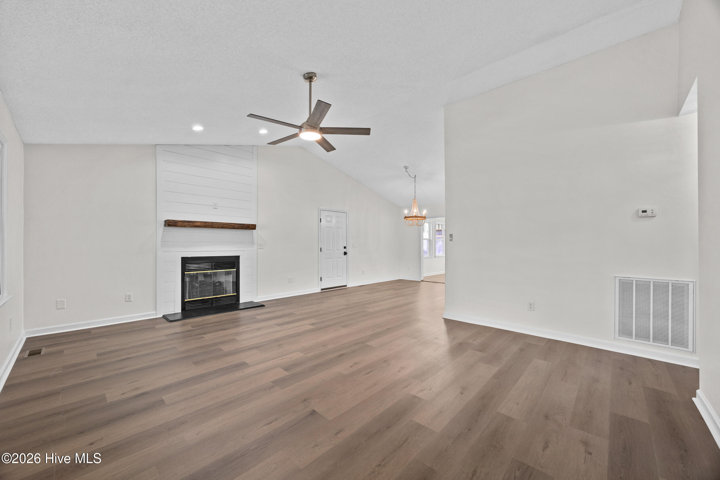 100559146 | Photo 18