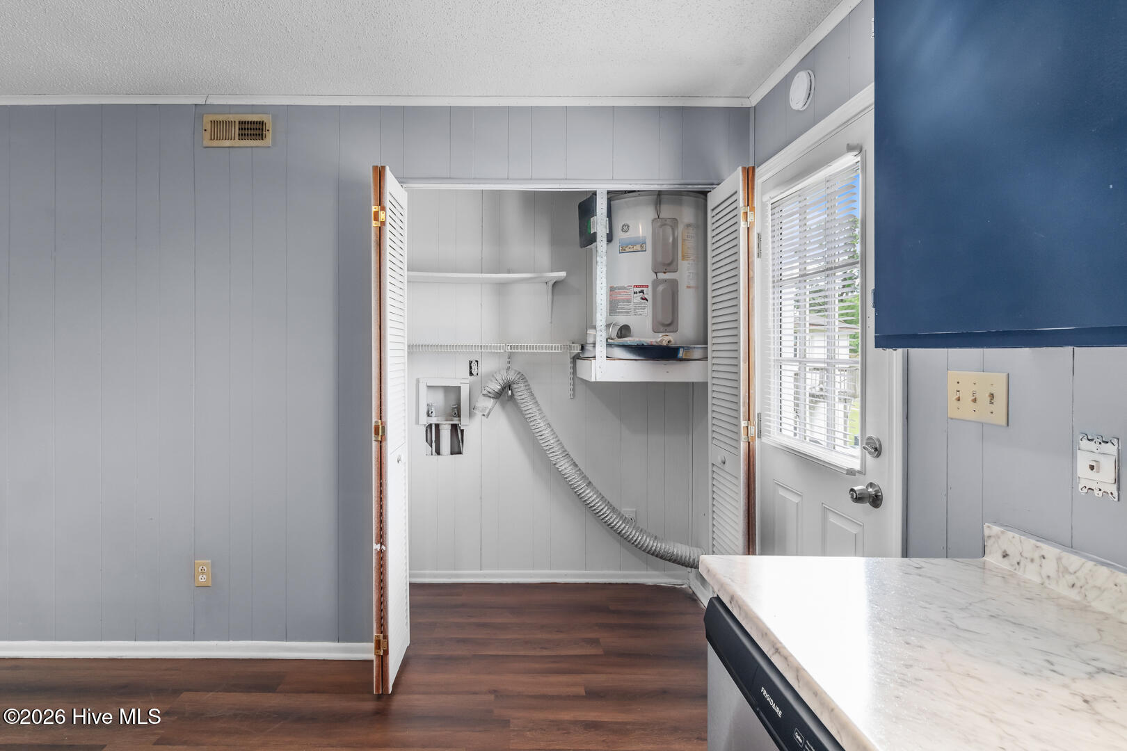 100550796 | Photo 11