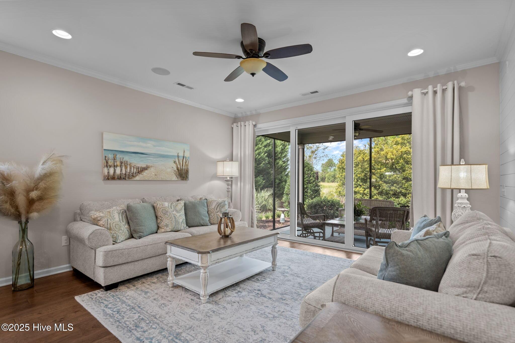 100528063 | Photo 19