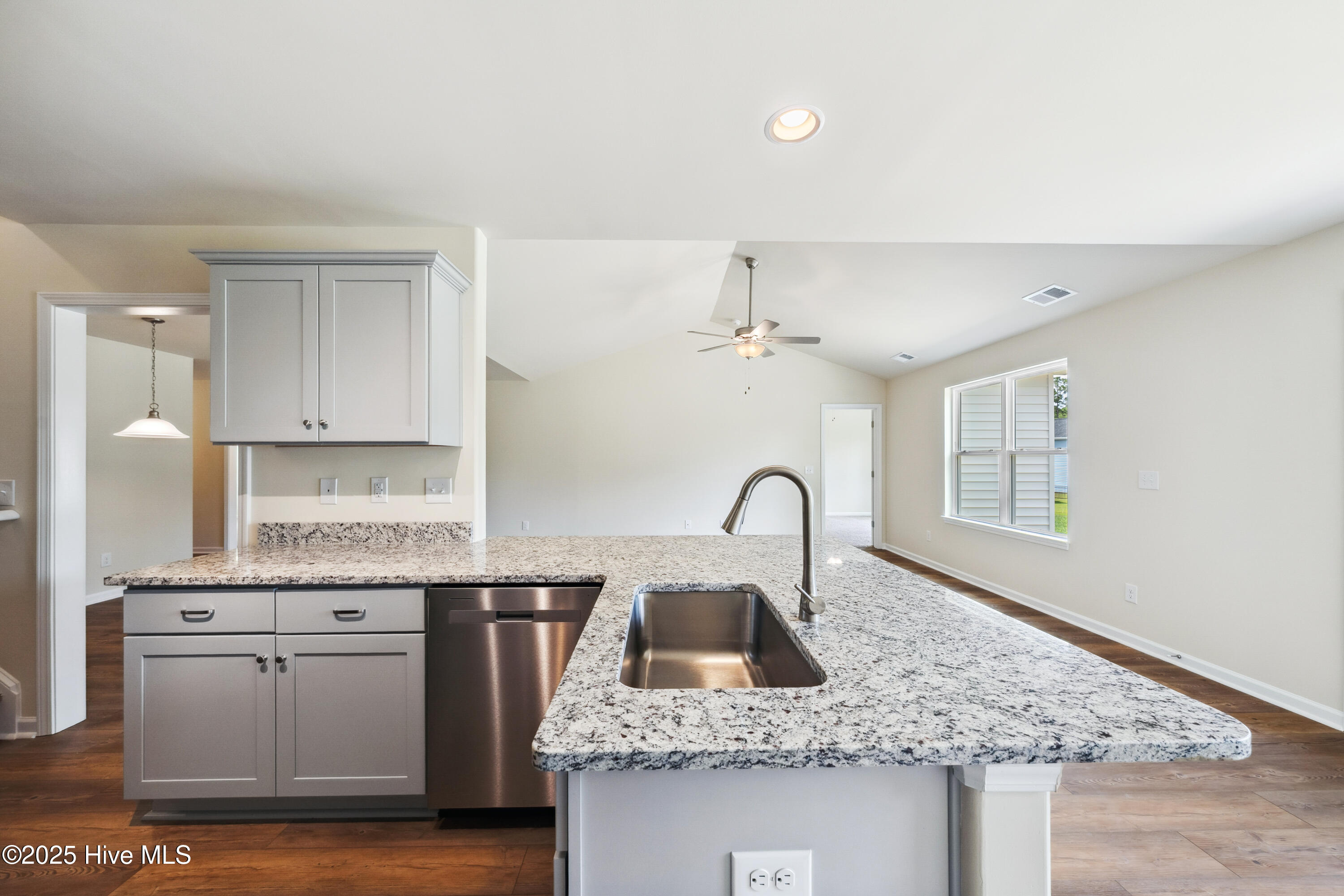 100485279 | Photo 23