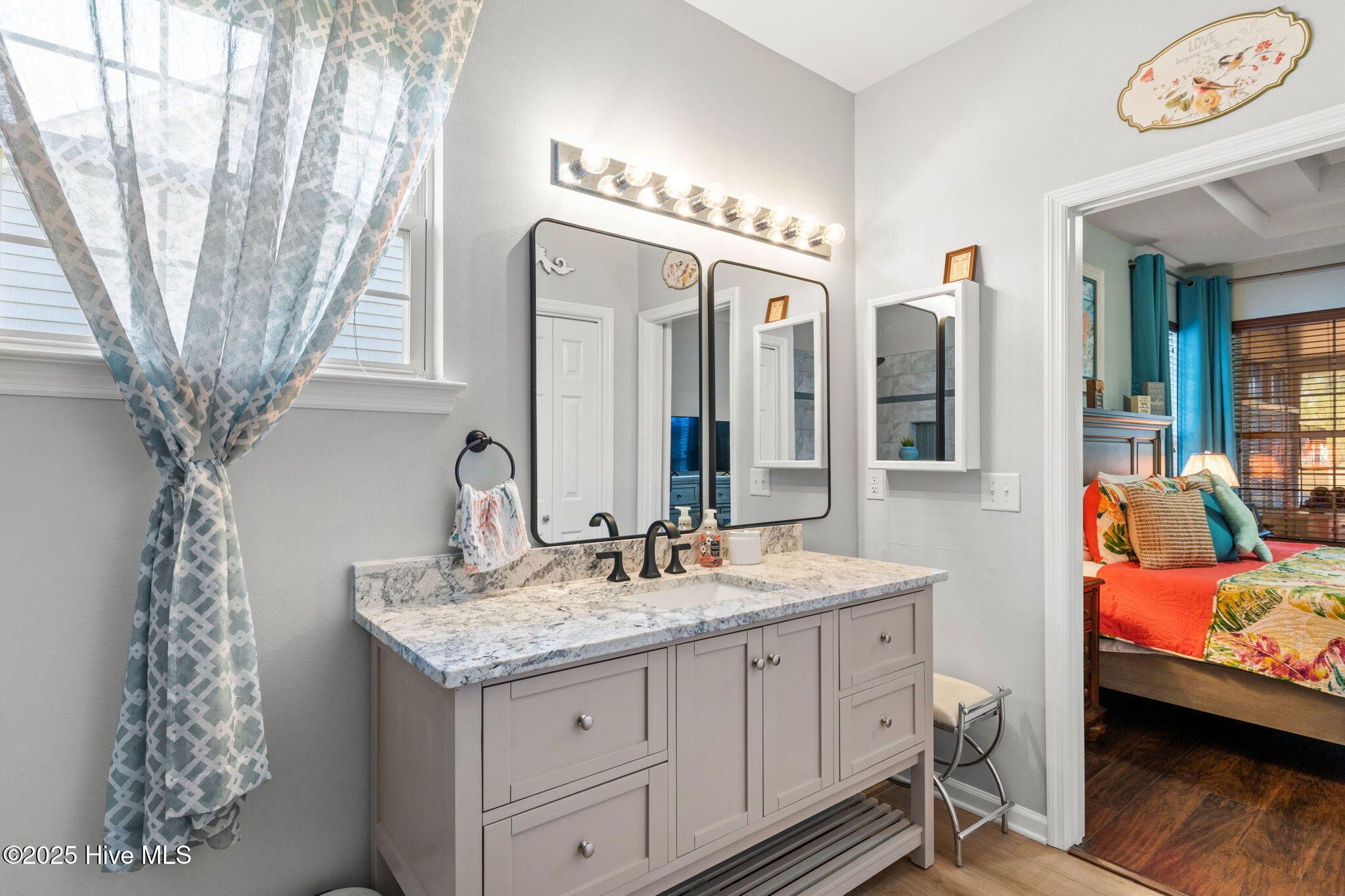 100543261 | Photo 25